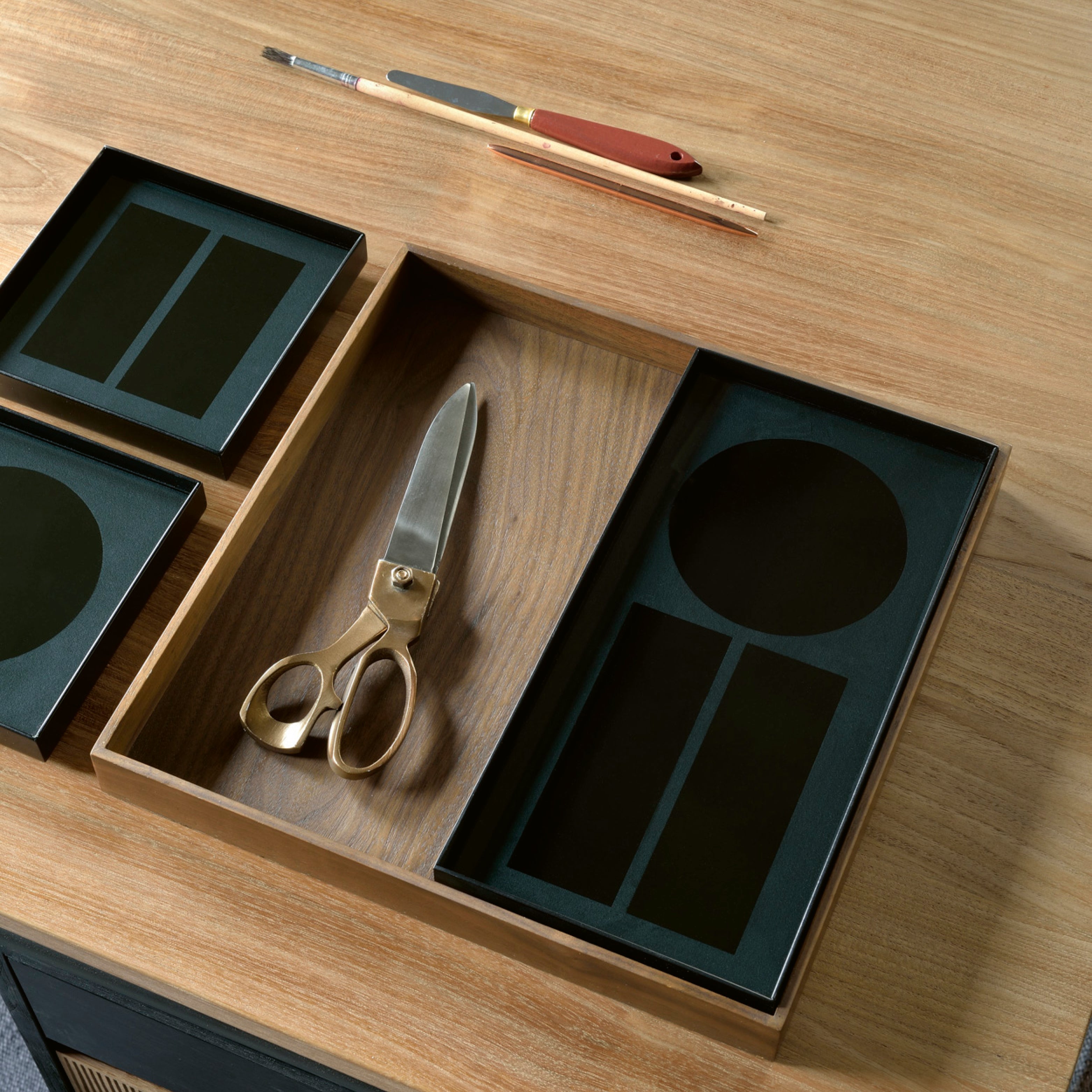 Geöffnete Holzschublade mit integriertem Ordnungssystem, Schere und Schreibutensilien, funktionales Interior-Detail
