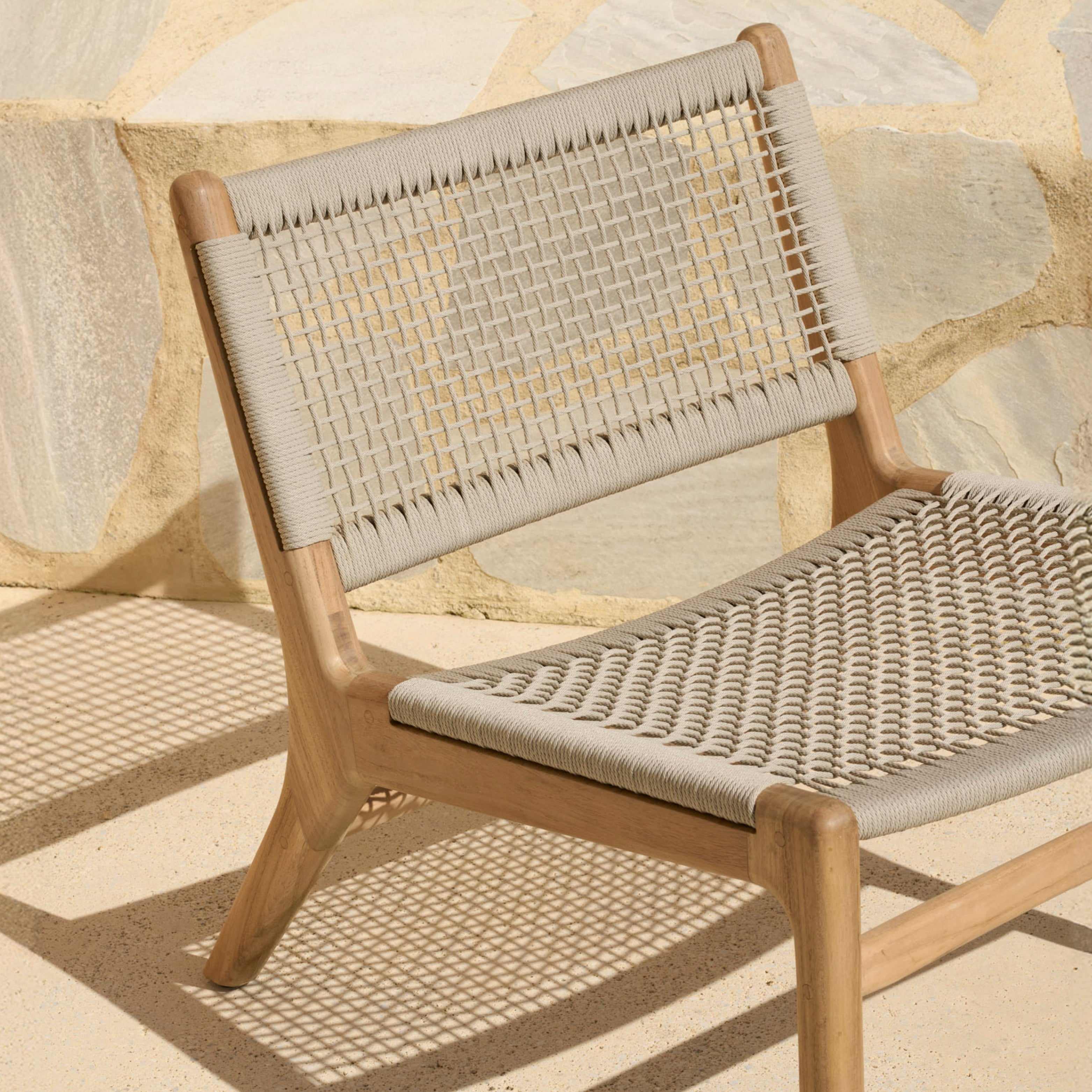 Wetterfeste Schutzhülle für Design-Gartensessel aus Teak und Geflecht – maßgefertigt für Ethnicraft Jack, schützt vor Sonne, Regen und Schmutz im Außenbereich.