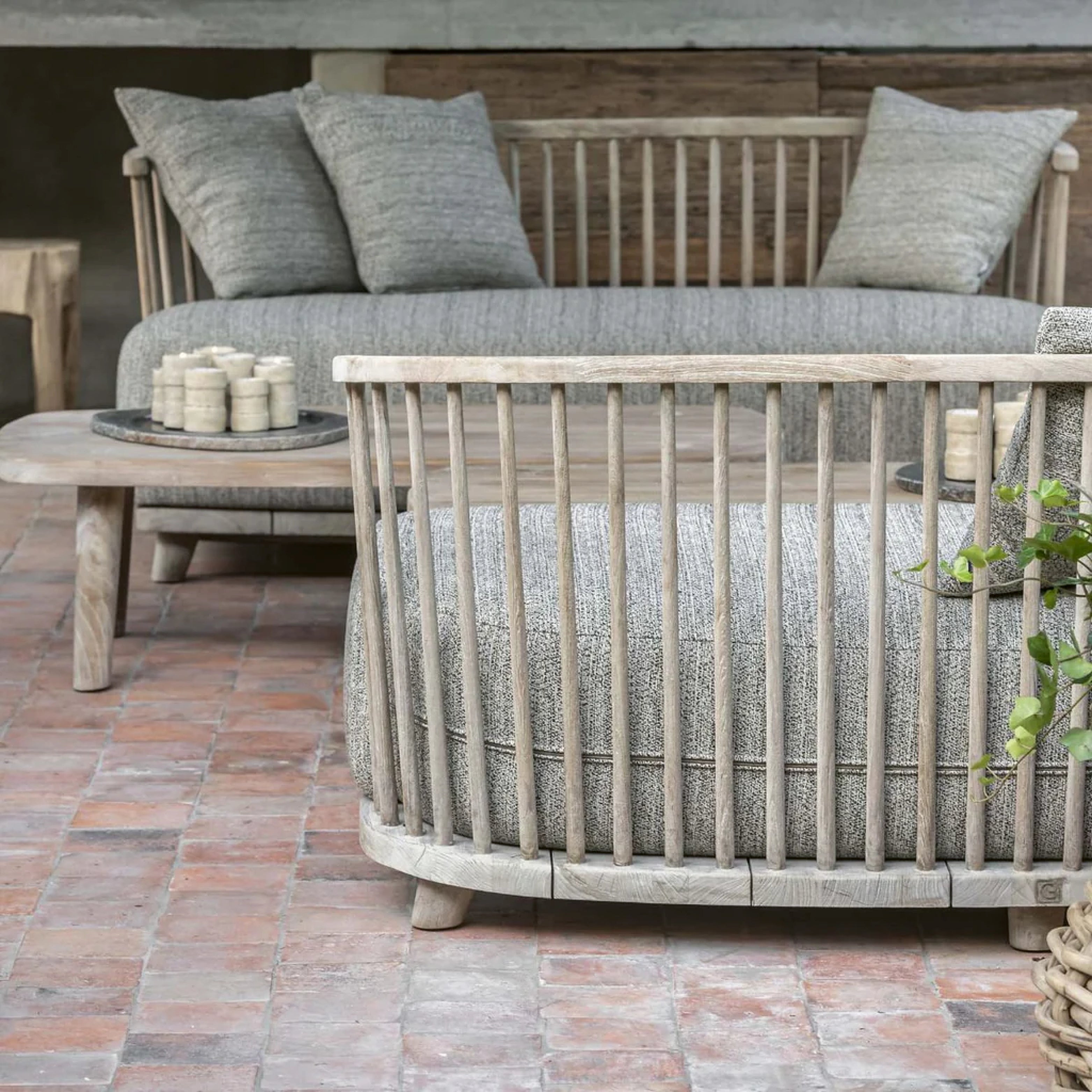 Gartensofa CAROL von Gommaire mit Teakgestell und weichen Polstern – luxuriöse Outdoor-Lounge für Garten oder Terrasse