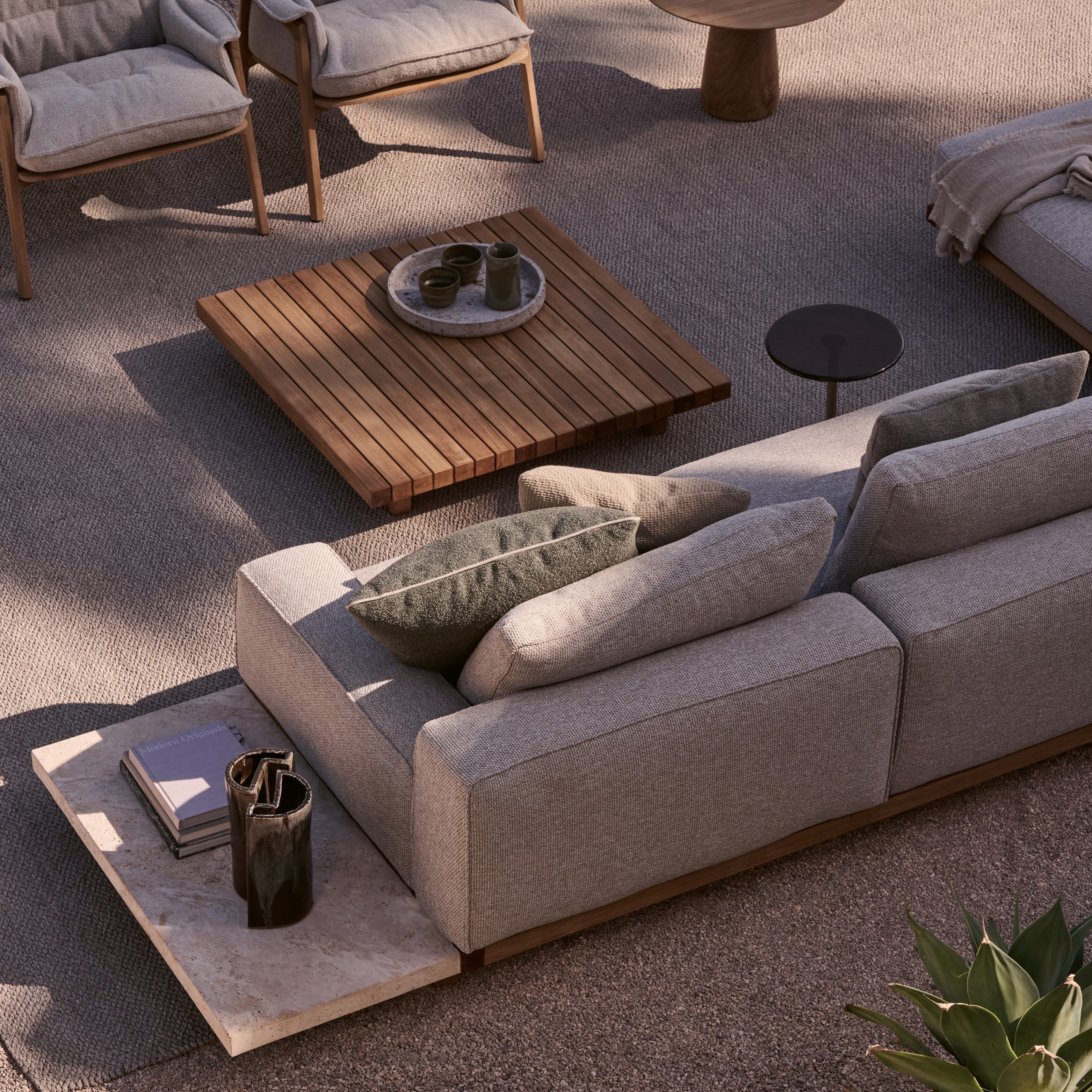 Modulares Gartensofa mit wetterfesten Kissen und integrierter Ablage – Outdoor Lounge-Set in Naturtönen auf Terrasse