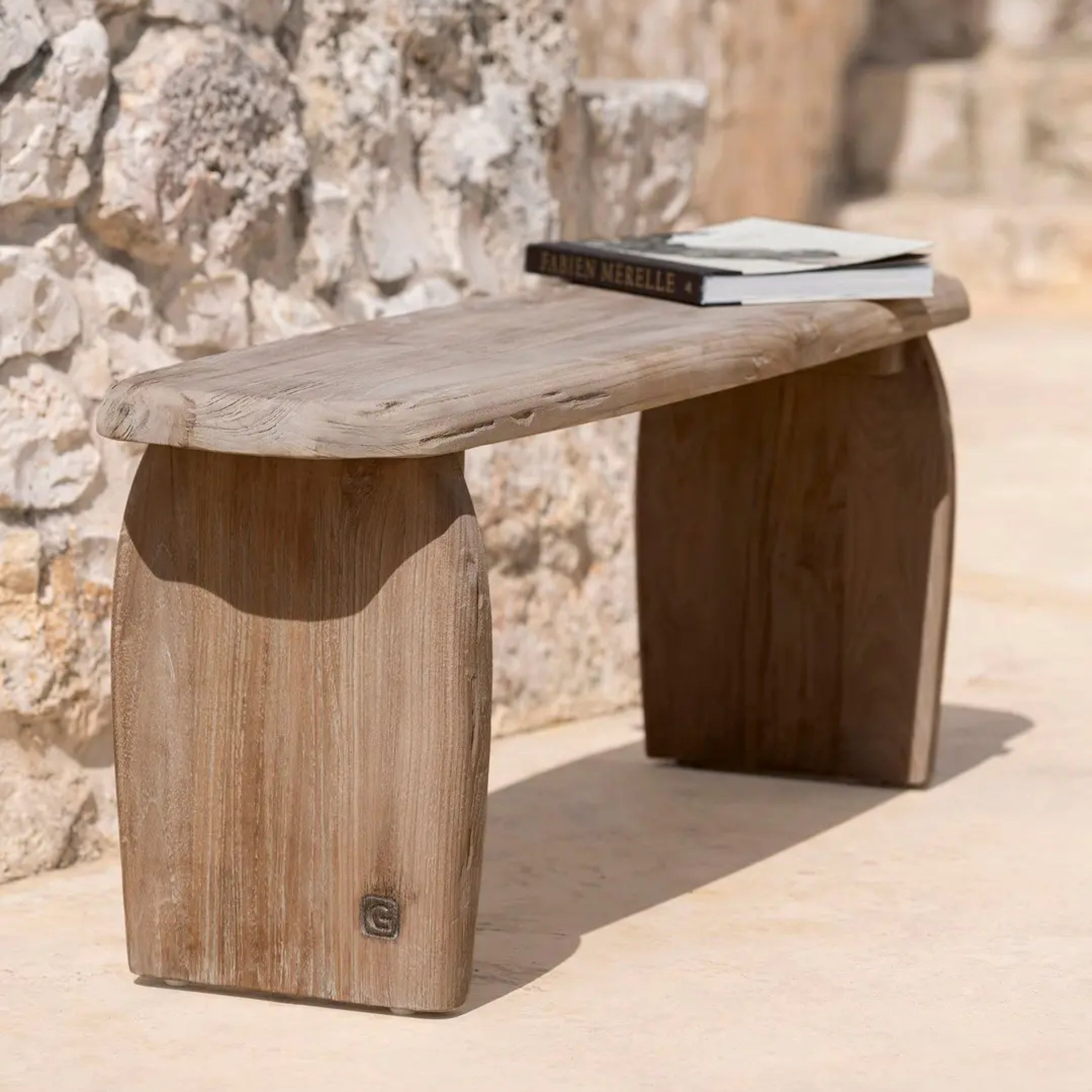 Rustikale Outdoor Sitzbank von Gommaire aus naturbelassenem Holz – wetterfestes Design.