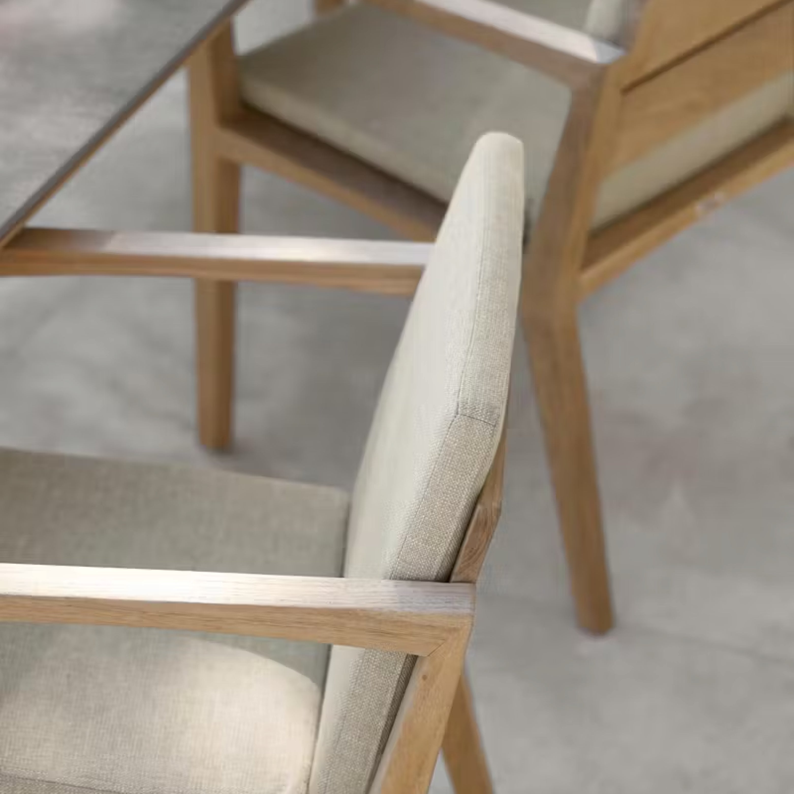 Hochwertiger Zenhit Gartenstuhl aus Teakholz mit Polsterung – Outdoor Designklassiker von Royal Botania.