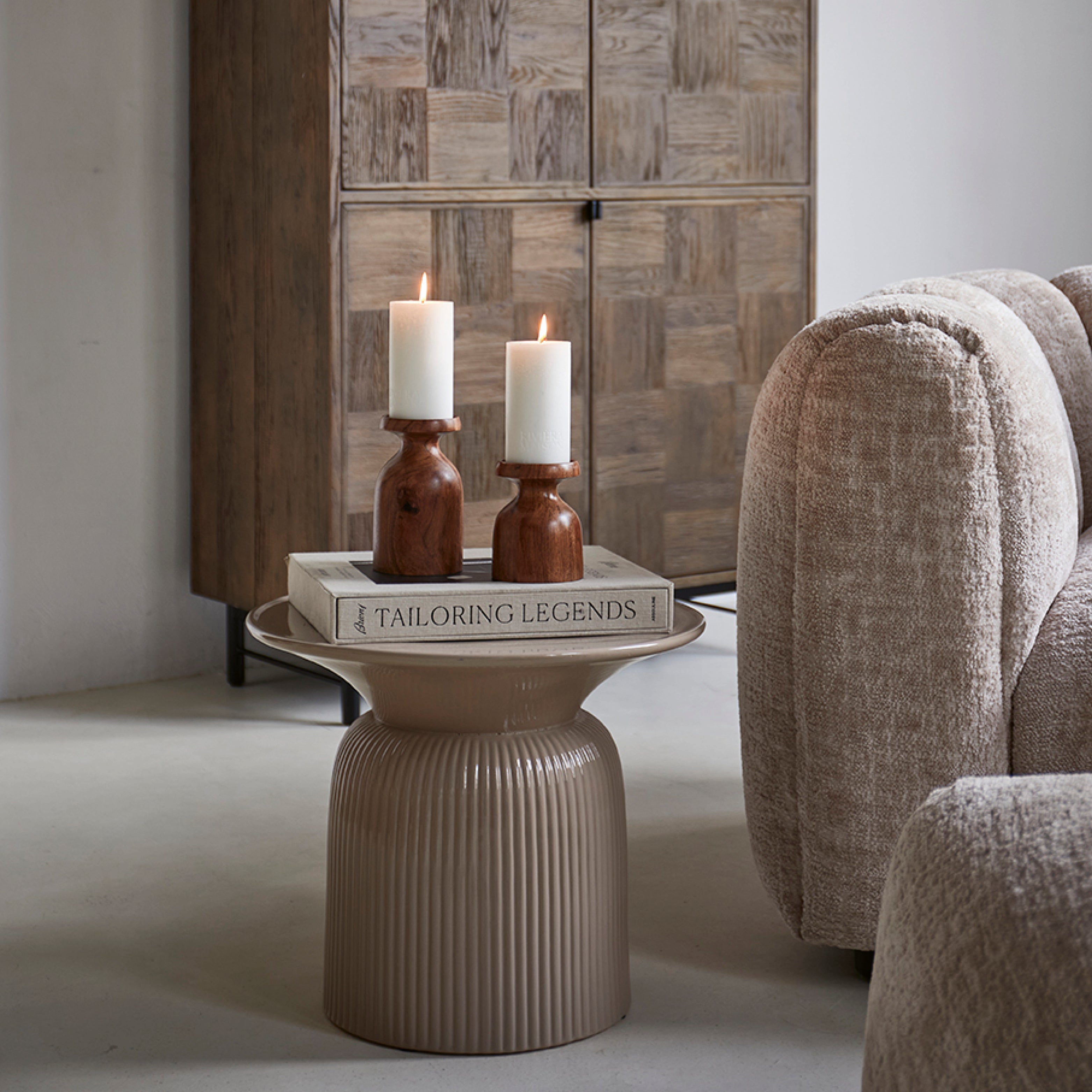 Keramik-Beistelltisch mit geriffeltem Fuß und Kerzen-Deko – Riviera Maison Stil mit warmem Naturton.