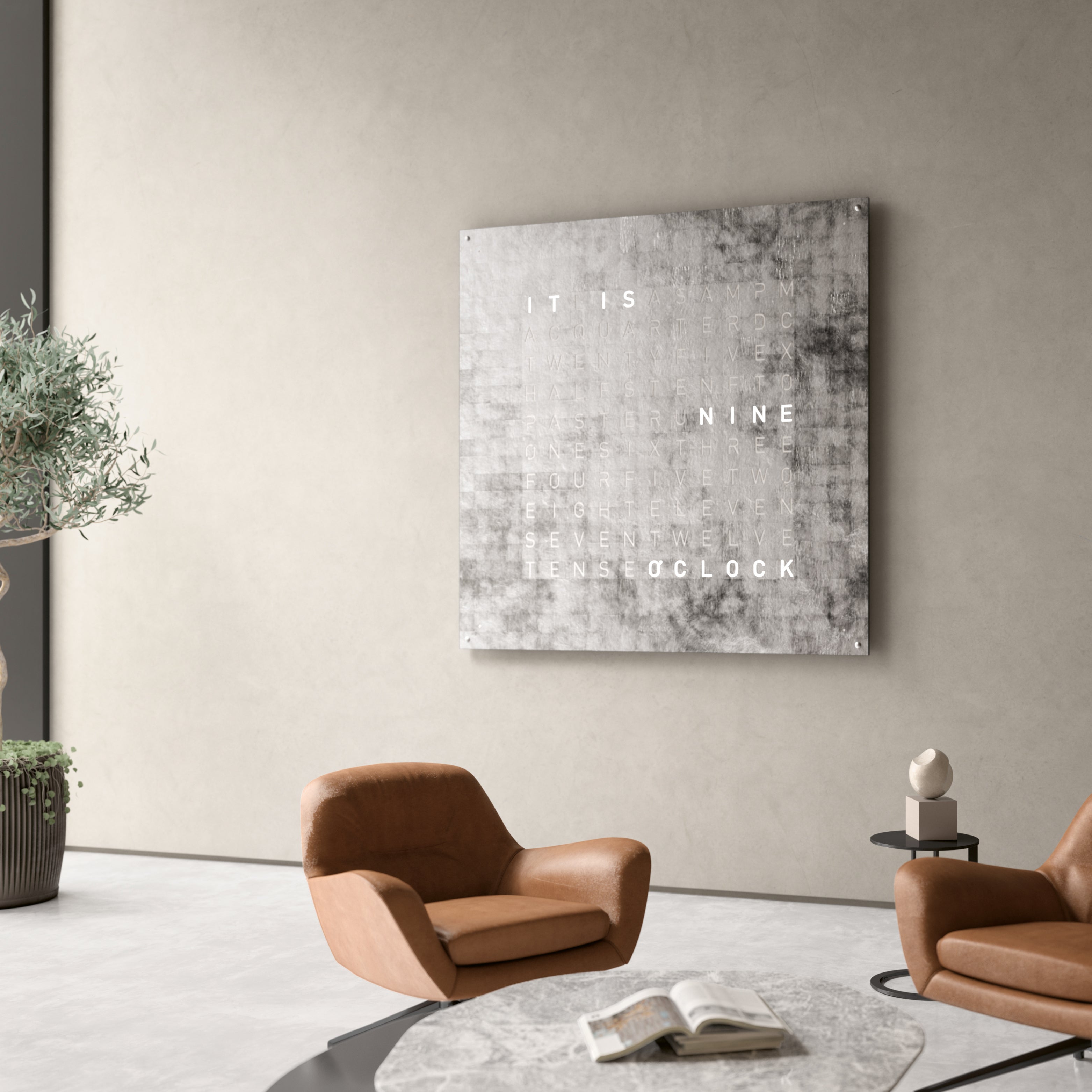 QLOCKTWO LARGE Creator’s Edition an der Wand – luxuriöse Designuhr mit silberner Oberfläche und leuchtender Wortanzeige im modernen Interieur