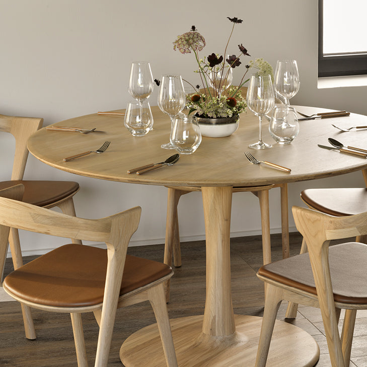 Torso Esstisch aus massiver Eiche mit passenden BOK Stühlen – harmonisch arrangiert.
