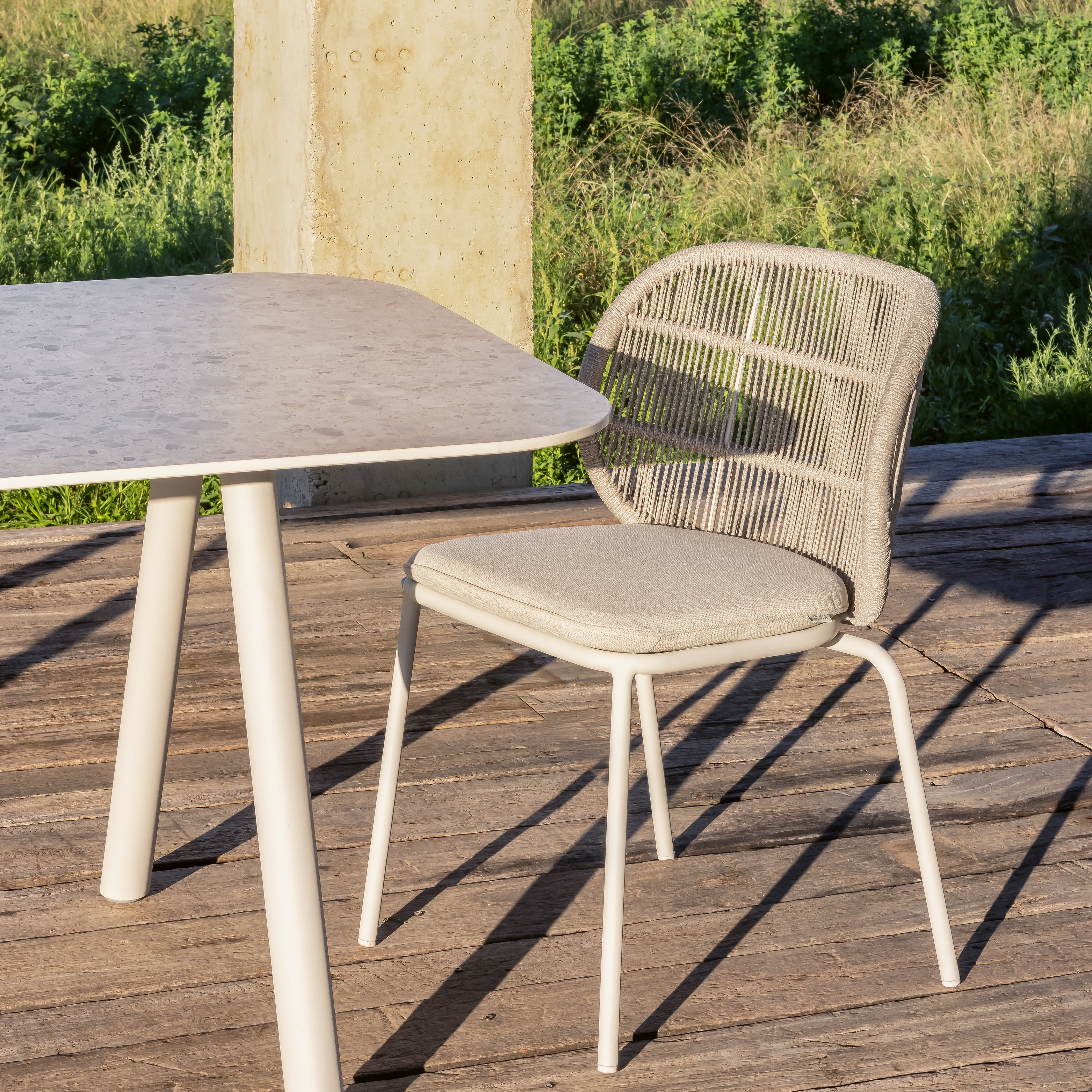 Outdoor Dining Chair mit Seilgeflecht und Polsterung aus der Kodo Kollektion von Vincent Sheppard auf Holzterrasse