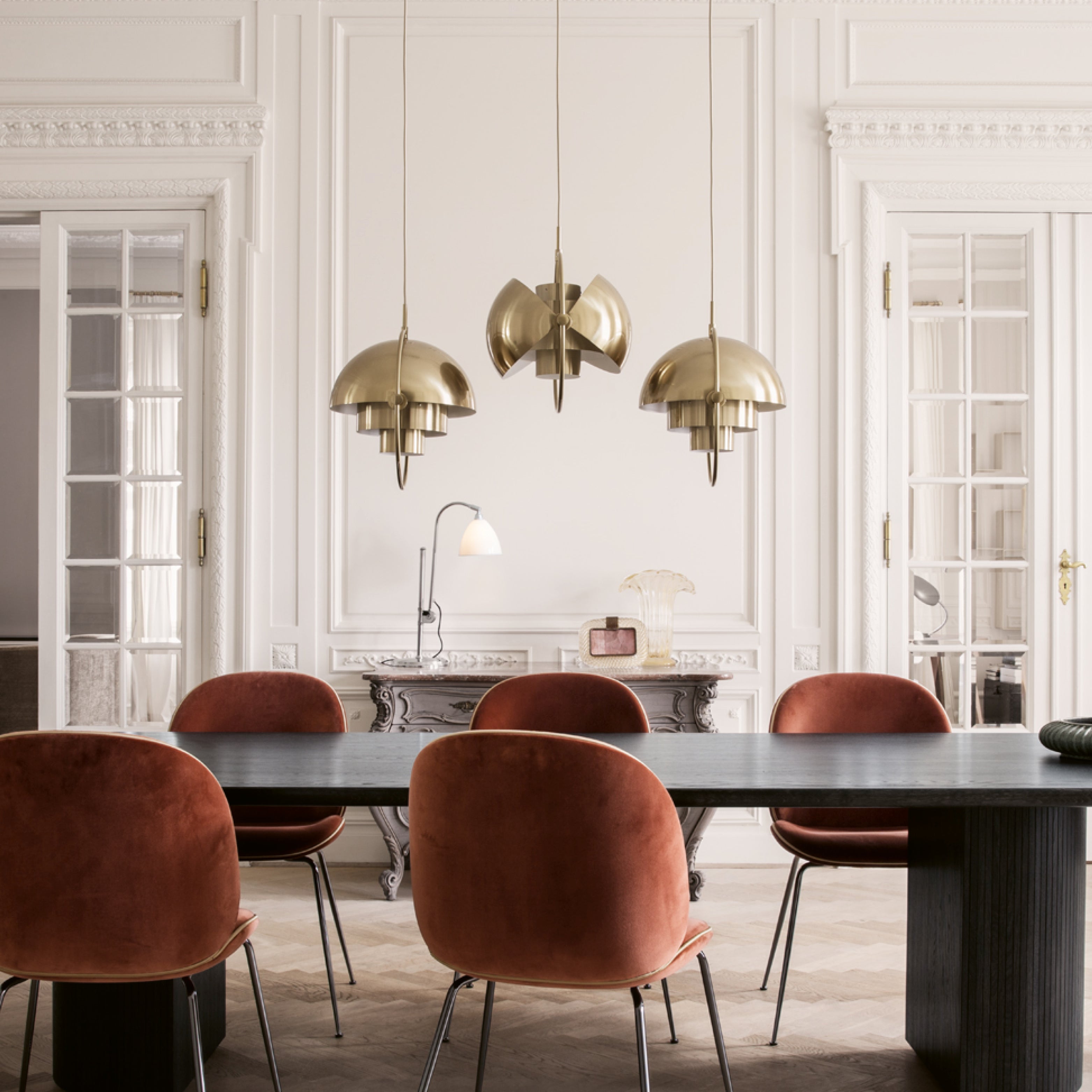 Detailansicht einer charakteristischen Gubi-Leuchte mit gefaltetem Lampenschirm