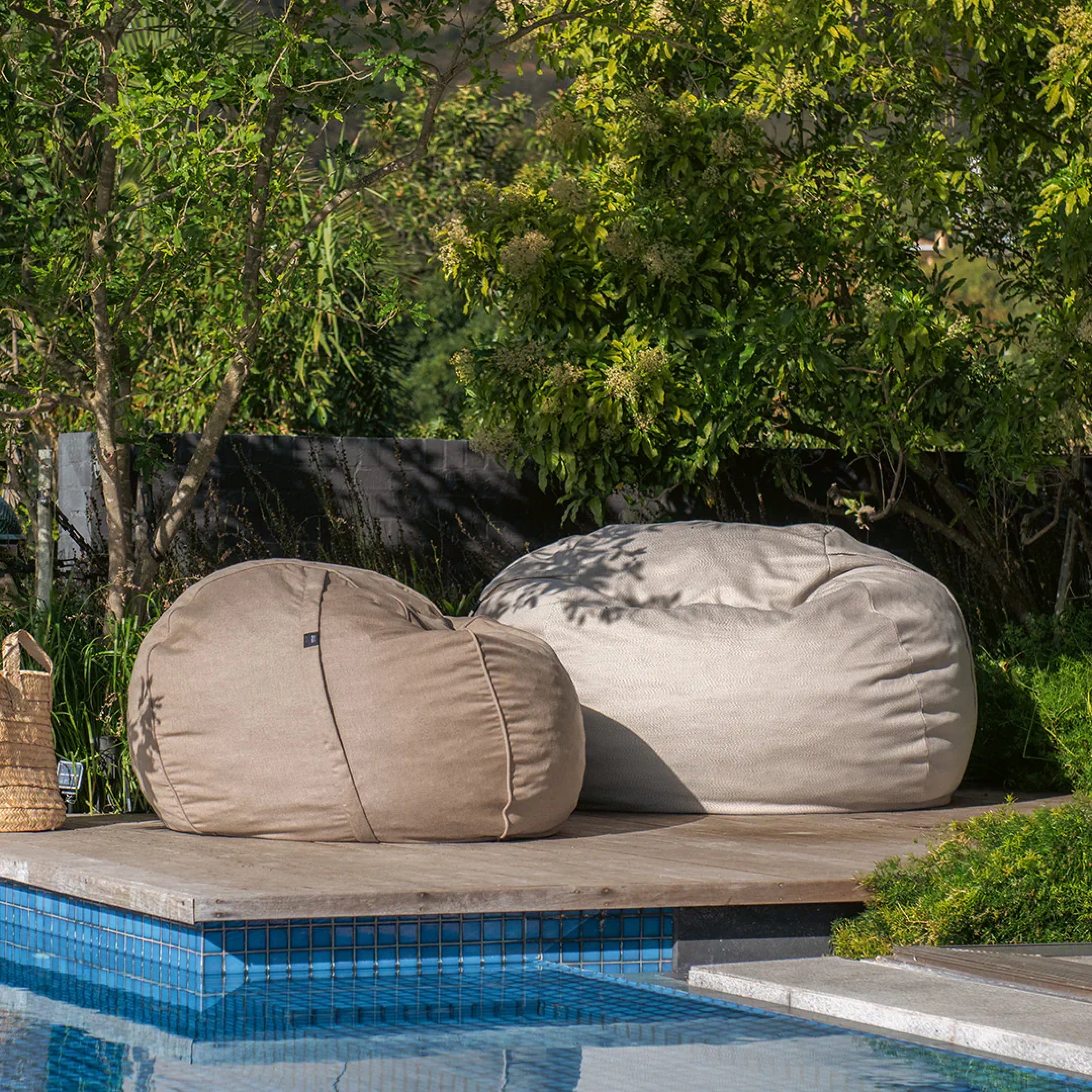 Zwei Vetsak Outdoor Sitzsäcke in Naturtönen auf Poolterrasse im Garten