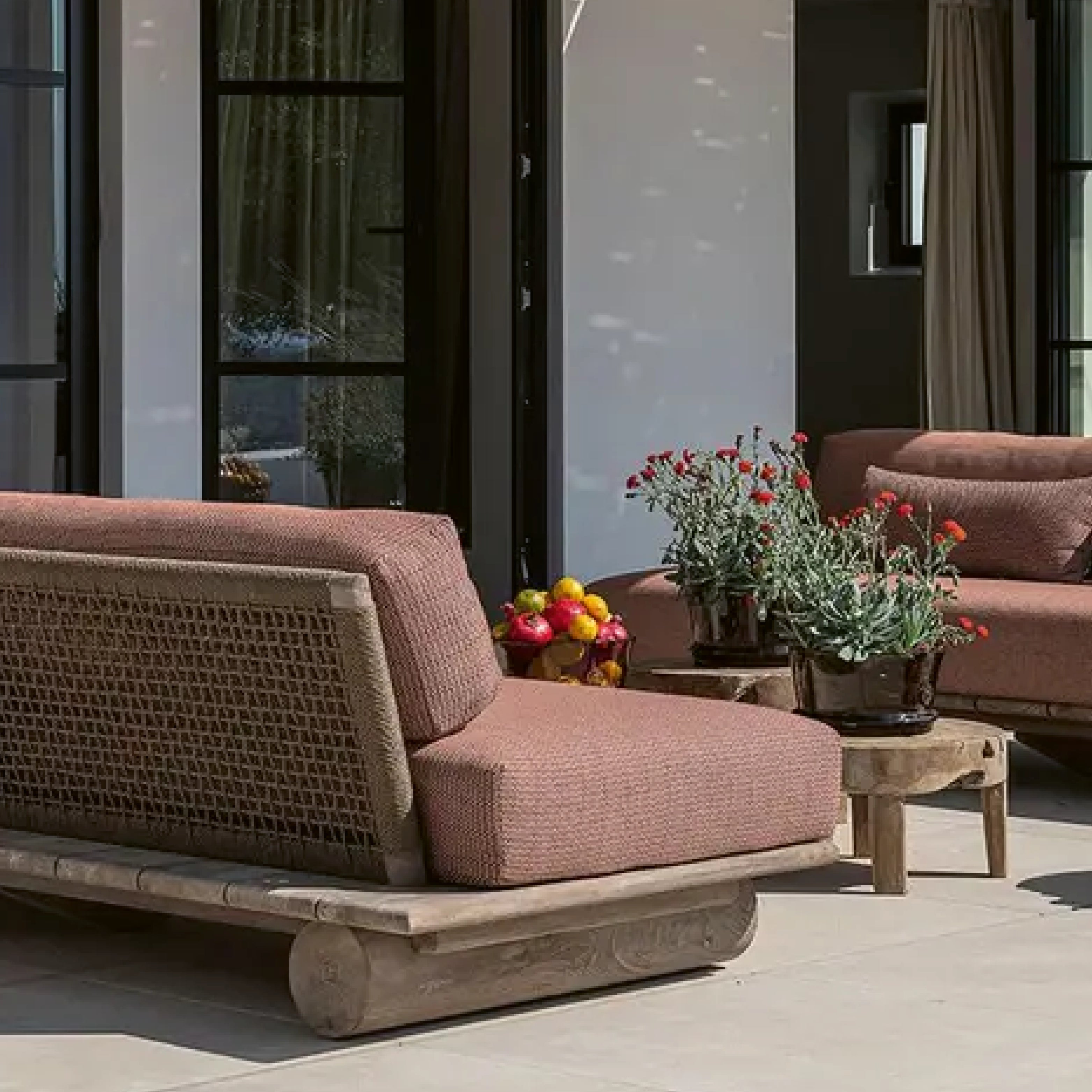 Gommaire Gartensofa mit Teakholzrahmen, geflochtenem Rückenteil und roséfarbenem Outdoorstoff.