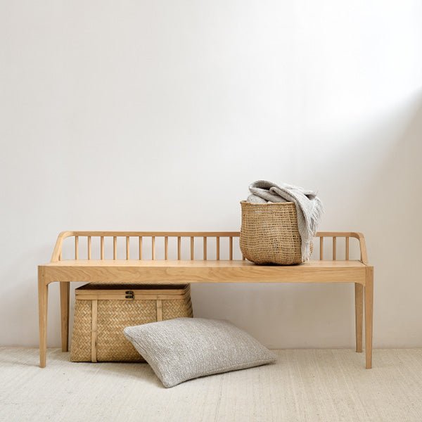 Ethnicraft Holzbank mit Rückenlehne im minimalistischen Design – ideal für Flur oder Schlafzimmer.