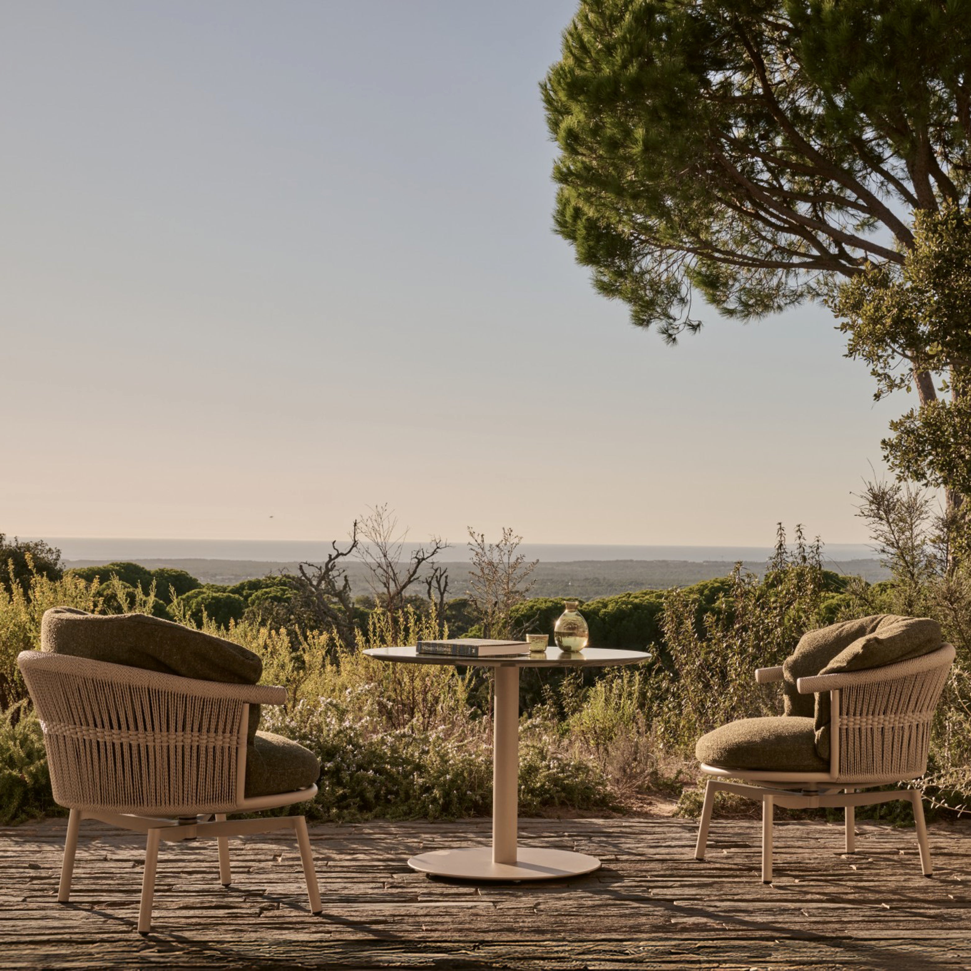 Tribù Gartenmöbel mit Lounge-Stühlen und Tisch im Garten mit Meerblick und natürlicher Ruhe