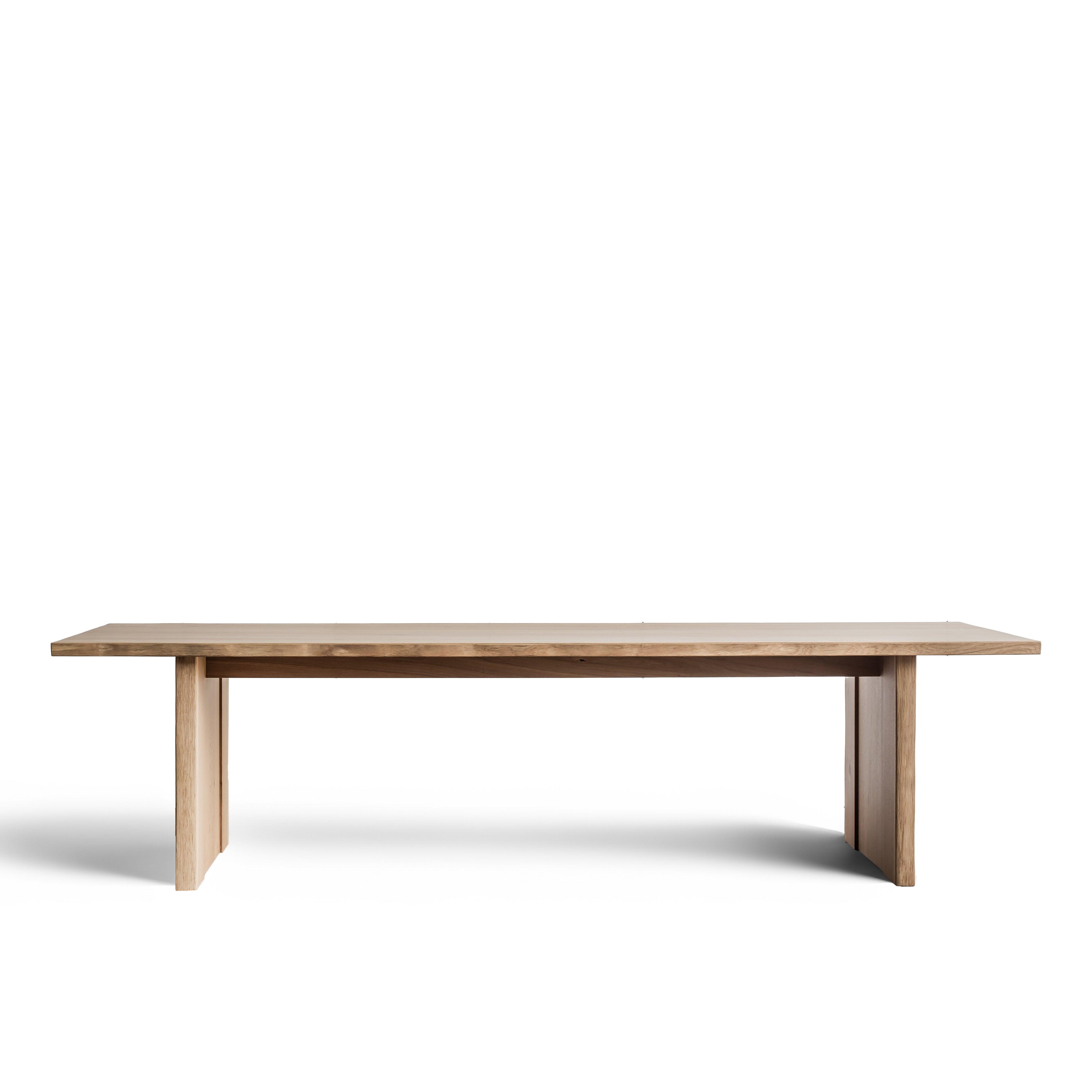 ALTAR dining table