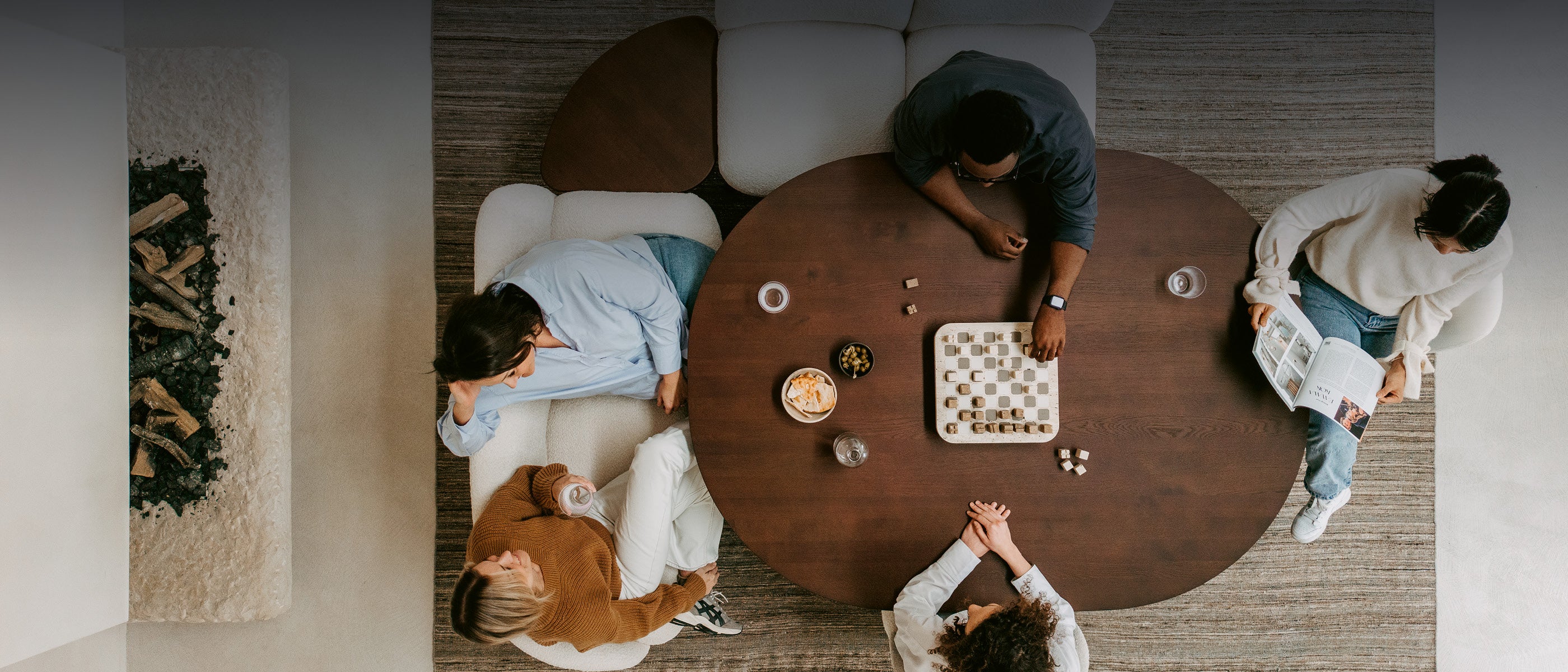 Modernes ovales Holztisch von Mobitec – belgisches Interior Design für gemeinsames Erleben im stilvollen Zuhause