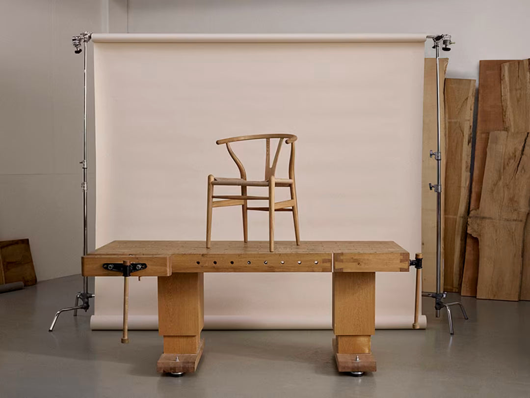 Ikone des Designs der Wishbone Chair von Carl Hansen & Søn beim Fotoshooting.