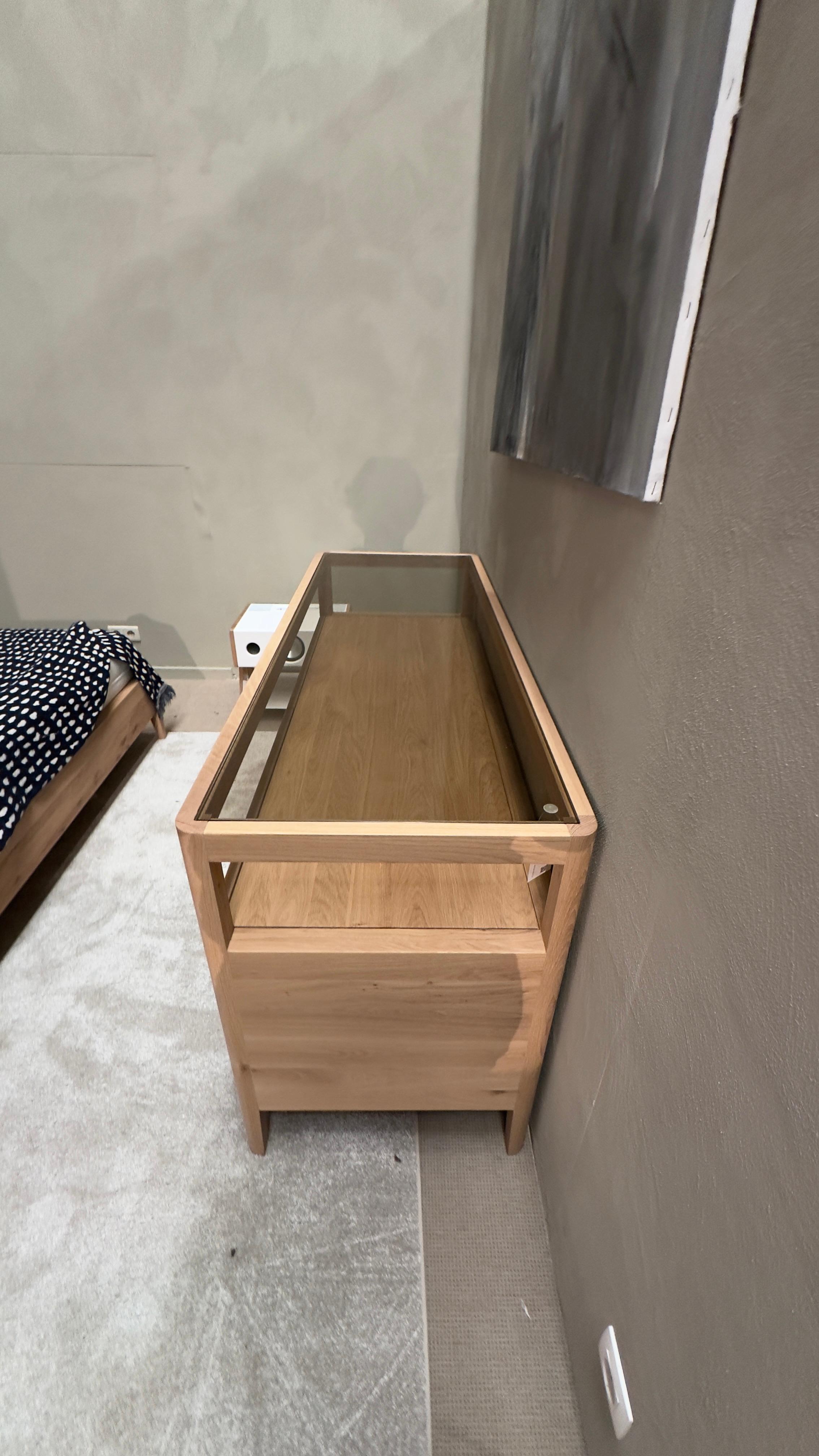 Commode SPINDLE d'Ethnicraft en chêne dans la chambre à coucher
