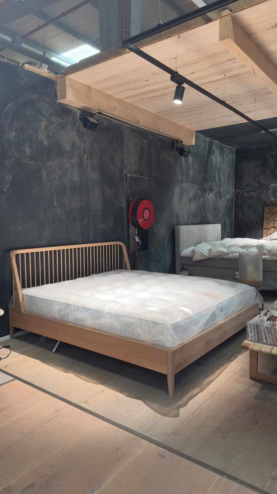 Ethnicraft SPINDLE Bed 180x200 made of oiled oak with a slatted headboard