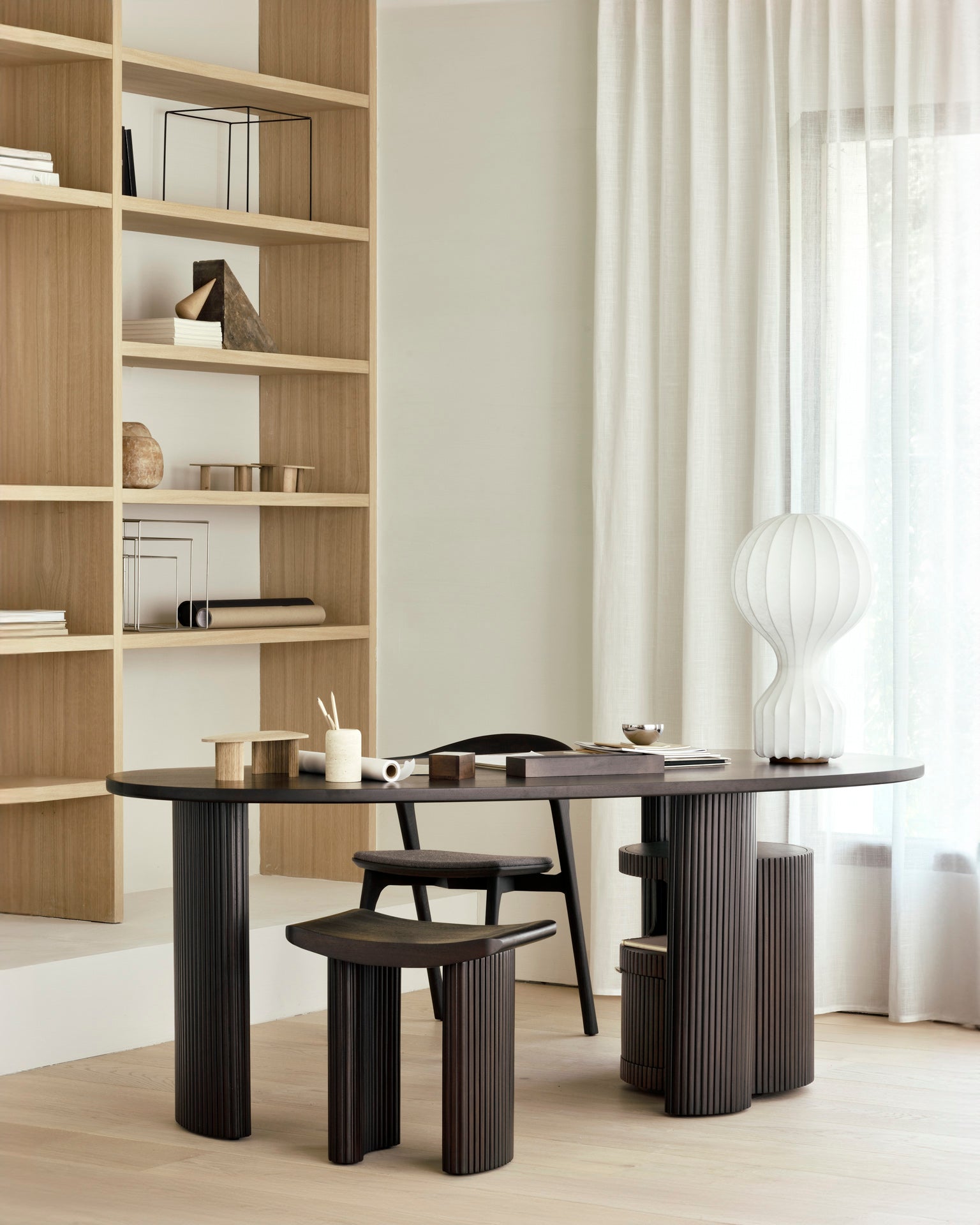 BOOMERANG Massivholz Schreibtisch im modernen Home Office mIt BOK Stuhl