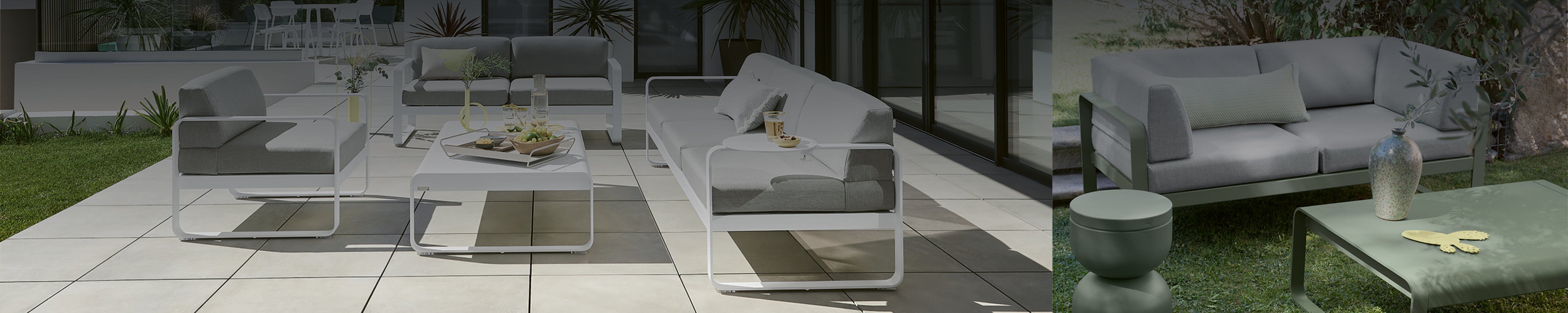 Komplettes Bellevie Lounge-Set von Fermob im Sonnenlicht – Outdoor-Wohnzimmer mit Sofas, Sesseln und Couchtisch in architektonischer Umgebung
