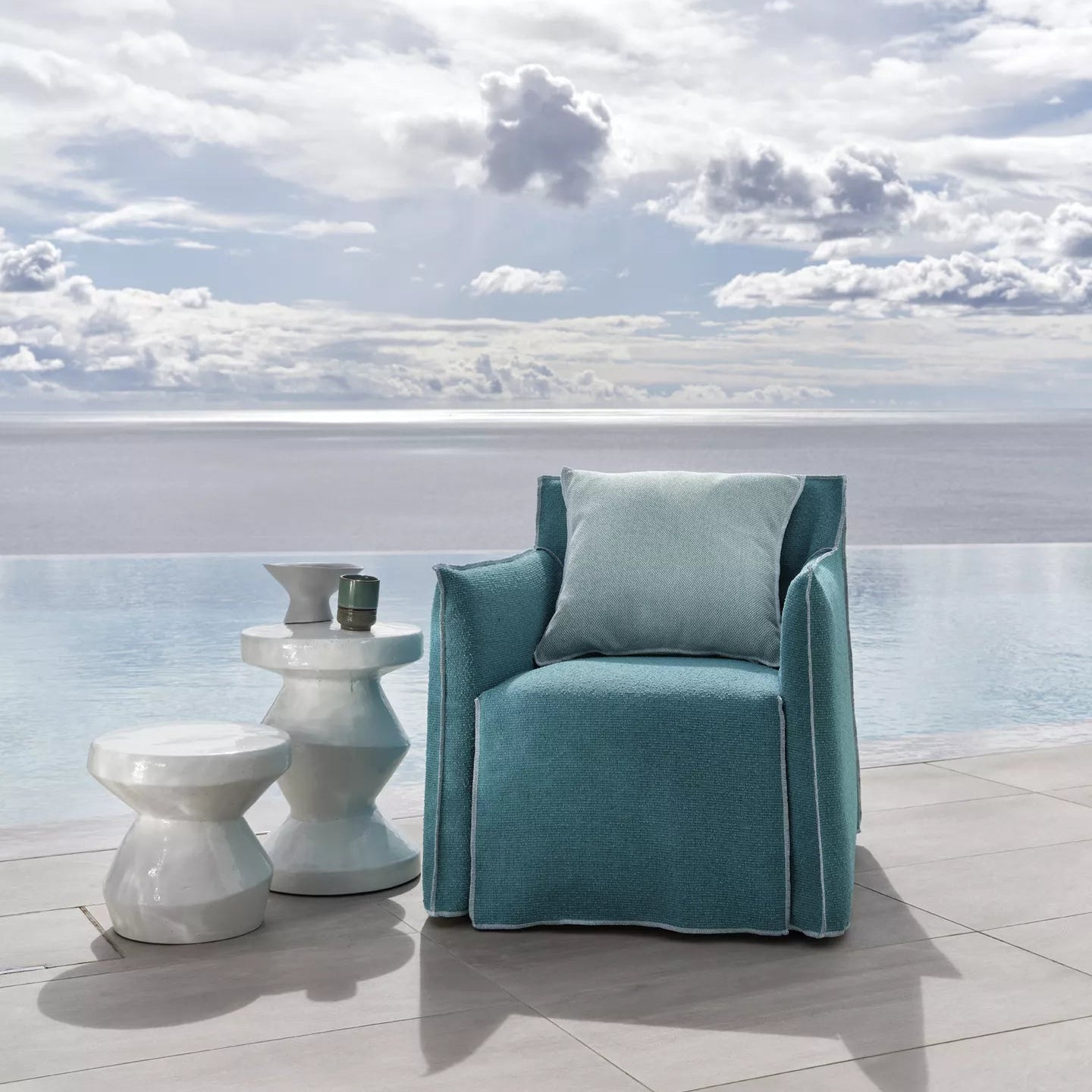 Indoor und Outdoor Designbestseller Model Ghost der Marke Gervasoni auf Terrasse mit Himmel als Hintergrund.