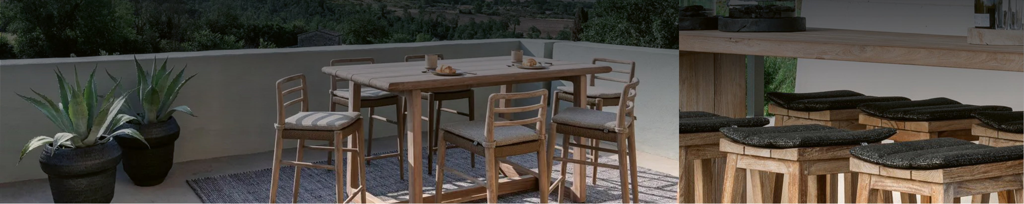 Bar-Set aus naturbelassenem Holz mit handgeflochtenen Sitzflächen von Gommaire, arrangiert auf einer Terrasse mit Panoramablick über mediterrane Landschaft.