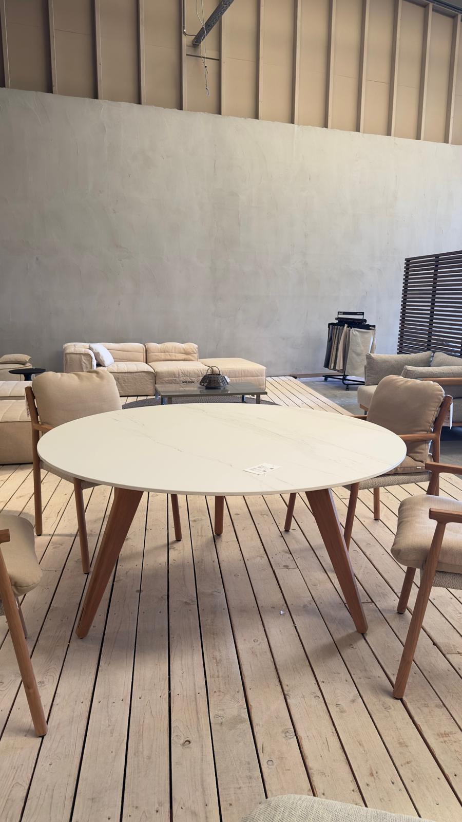 Table de jardin Manutti TORSA avec plateau en céramique « marbre blanc » et pieds en teck naturel