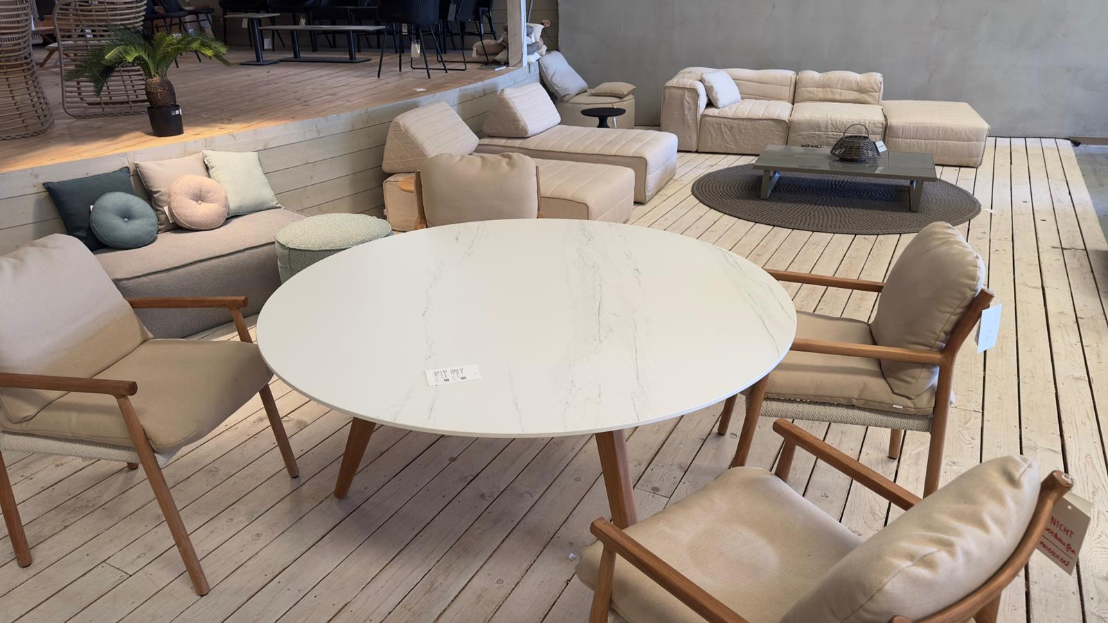 Table de jardin Manutti TORSA avec plateau en céramique « marbre blanc » 5K58 D et pieds en teck
