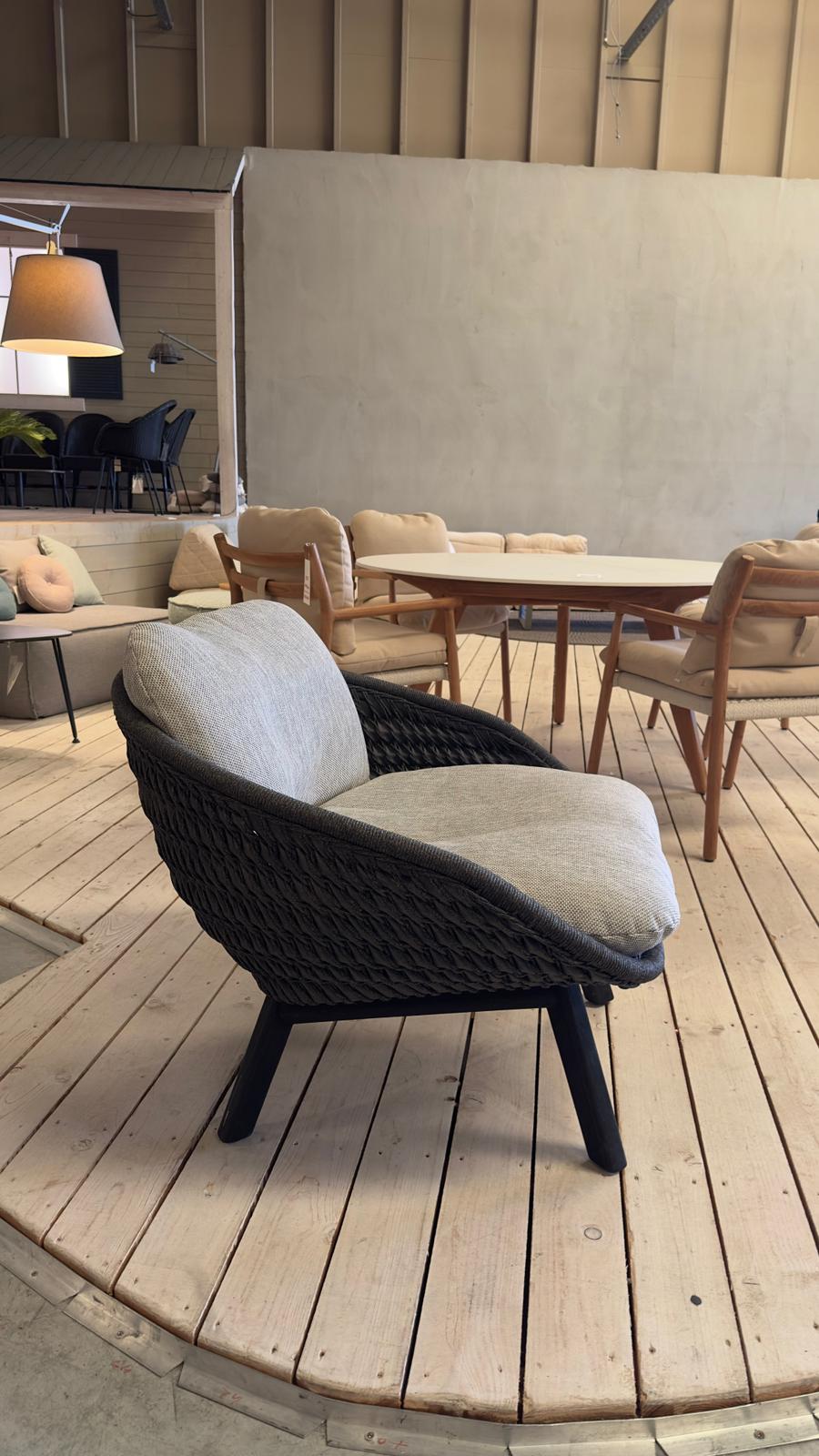 Manutti SANDUA Garden Armchair with Cushion Set C140 NEBBIA in the outdoor lounge area