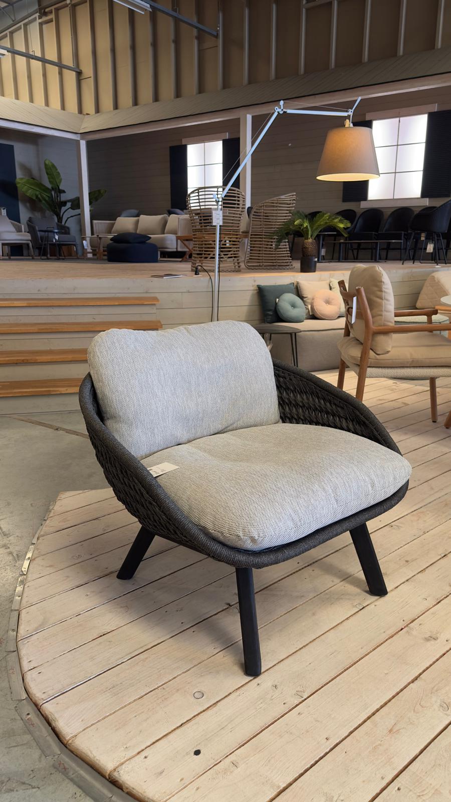 Manutti SANDUA Garden Armchair in Black Teak with C140 NEBBIA Cushion Set: A Closer Look