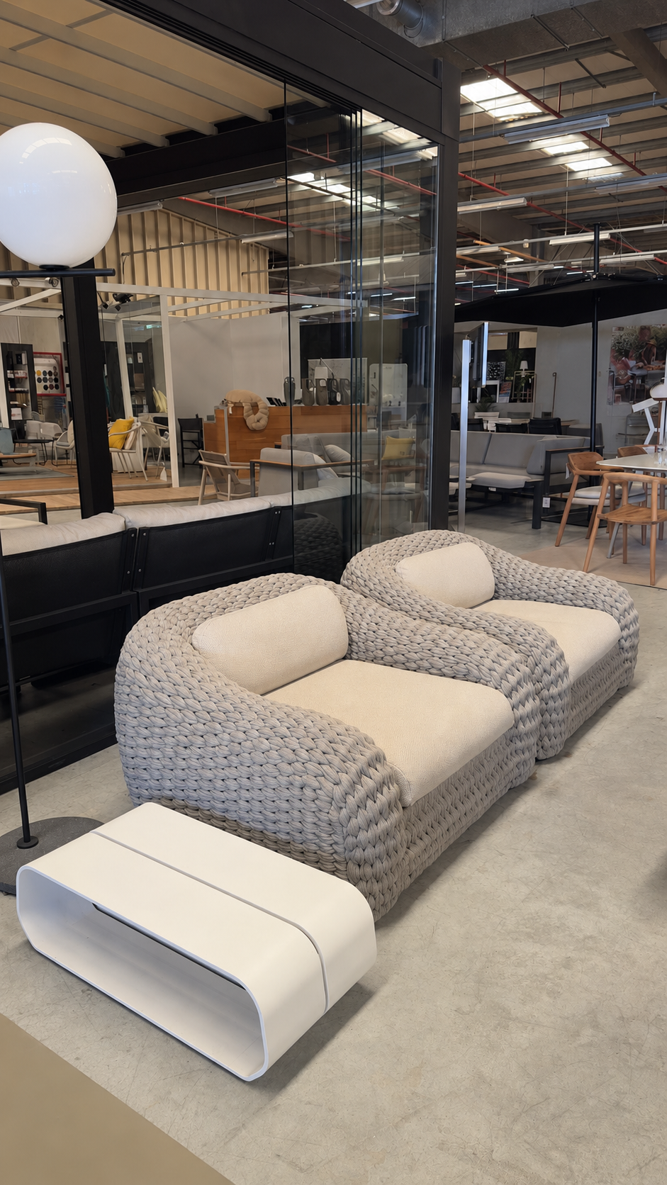 Fauteuil de jardin Manutti KOBO, modèle 4R04 Rope Pepper, présenté en exposition dans l'espace jardin