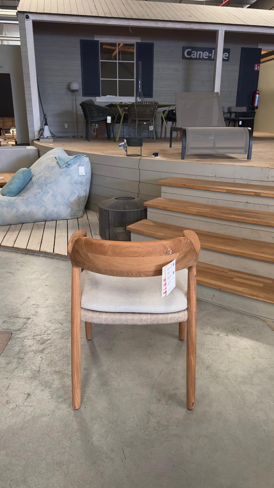La chaise de jardin Manutti YIKO en 6W29 Twisted Chalk avec le set de coussins C145 Salty White, en détail