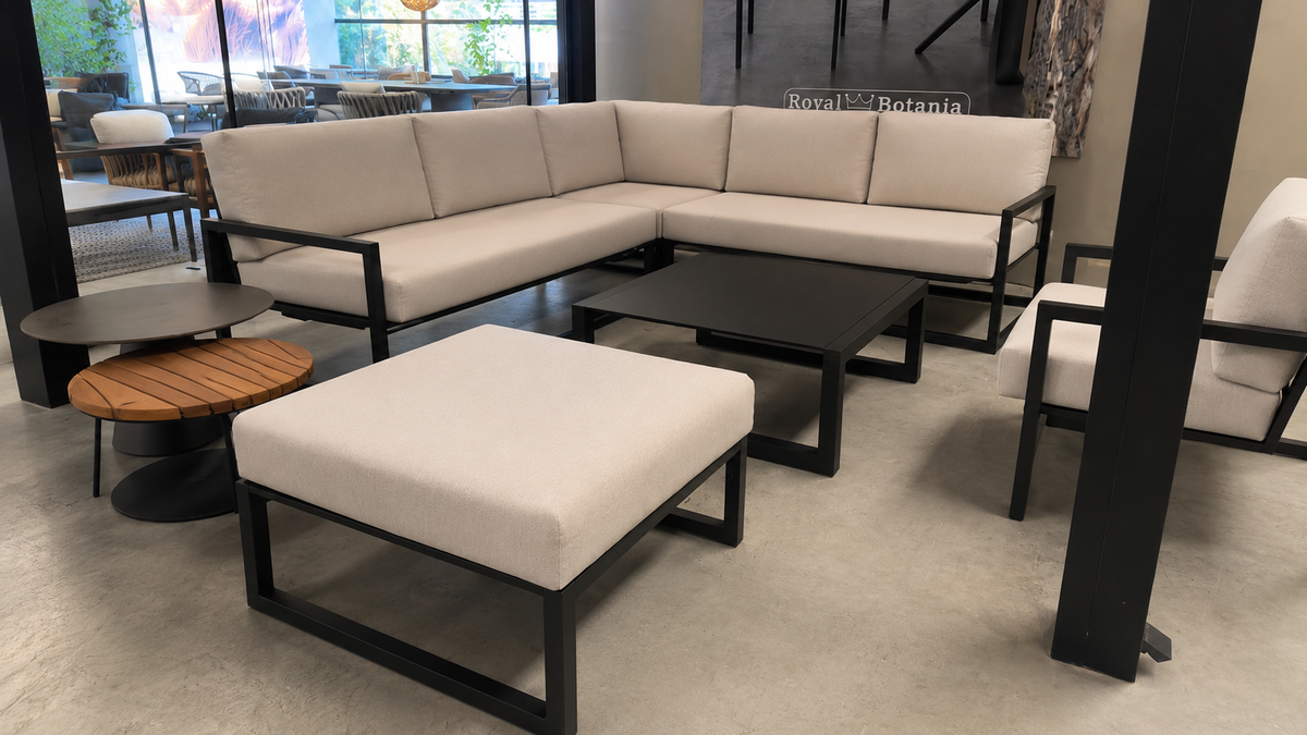 Ensemble de salon de jardin Royal Botania NINIX avec table basse NINIX, tel qu'il est présenté en magasin