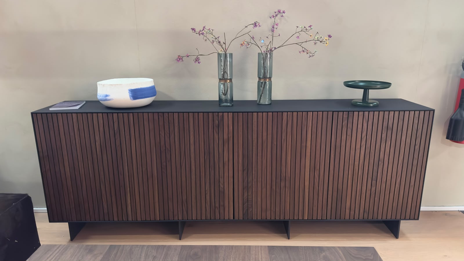 Rodam TAKARA Sideboard aus schwarzer Eiche und Nussbaum in Frontansicht