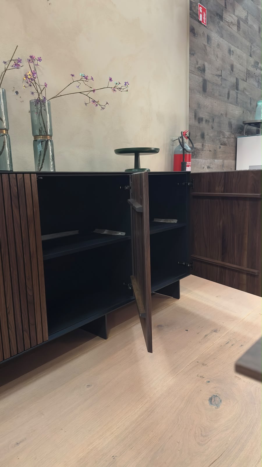 Rodam TAKARA Sideboard mit Nuss-Split-Front als Ausstellungsstück im Wohnraum
