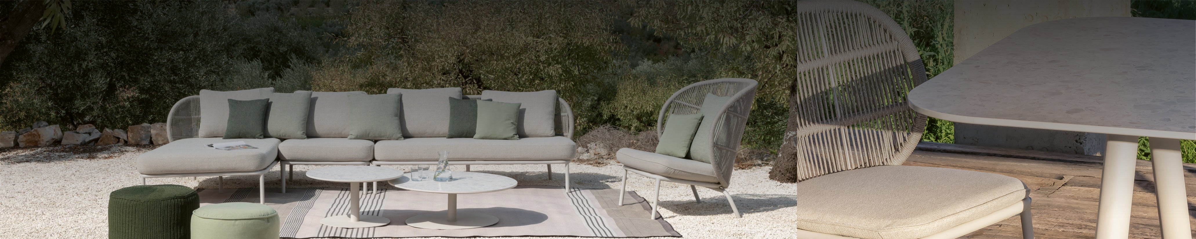 Loungegruppe aus der Kodo Kollektion mit Sofaelementen, Sessel und Beistelltischen im Kiesgarten