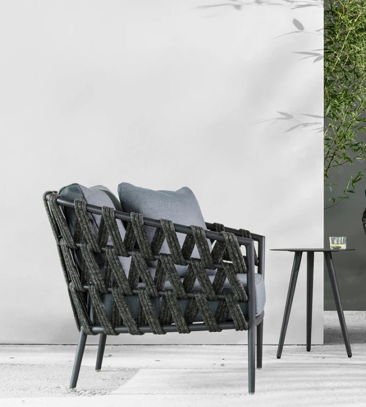 Table d'appoint LEO de Vincent Sheppard dans un espace de détente Outdoor moderne