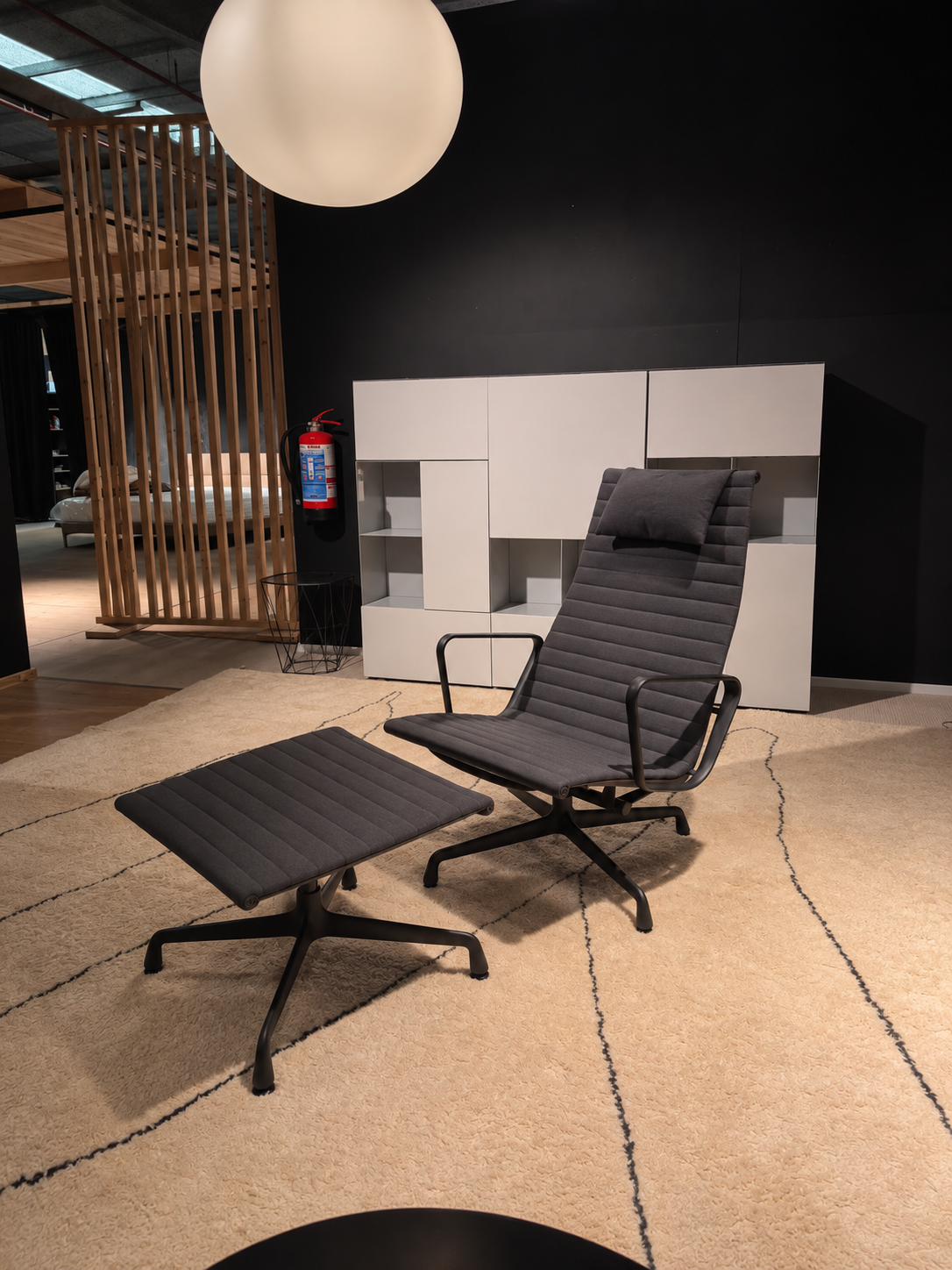 Vitra EAMES EA 125 Loungesessel aus der Aluminium Group mit Hopsak-Bezug im Detail