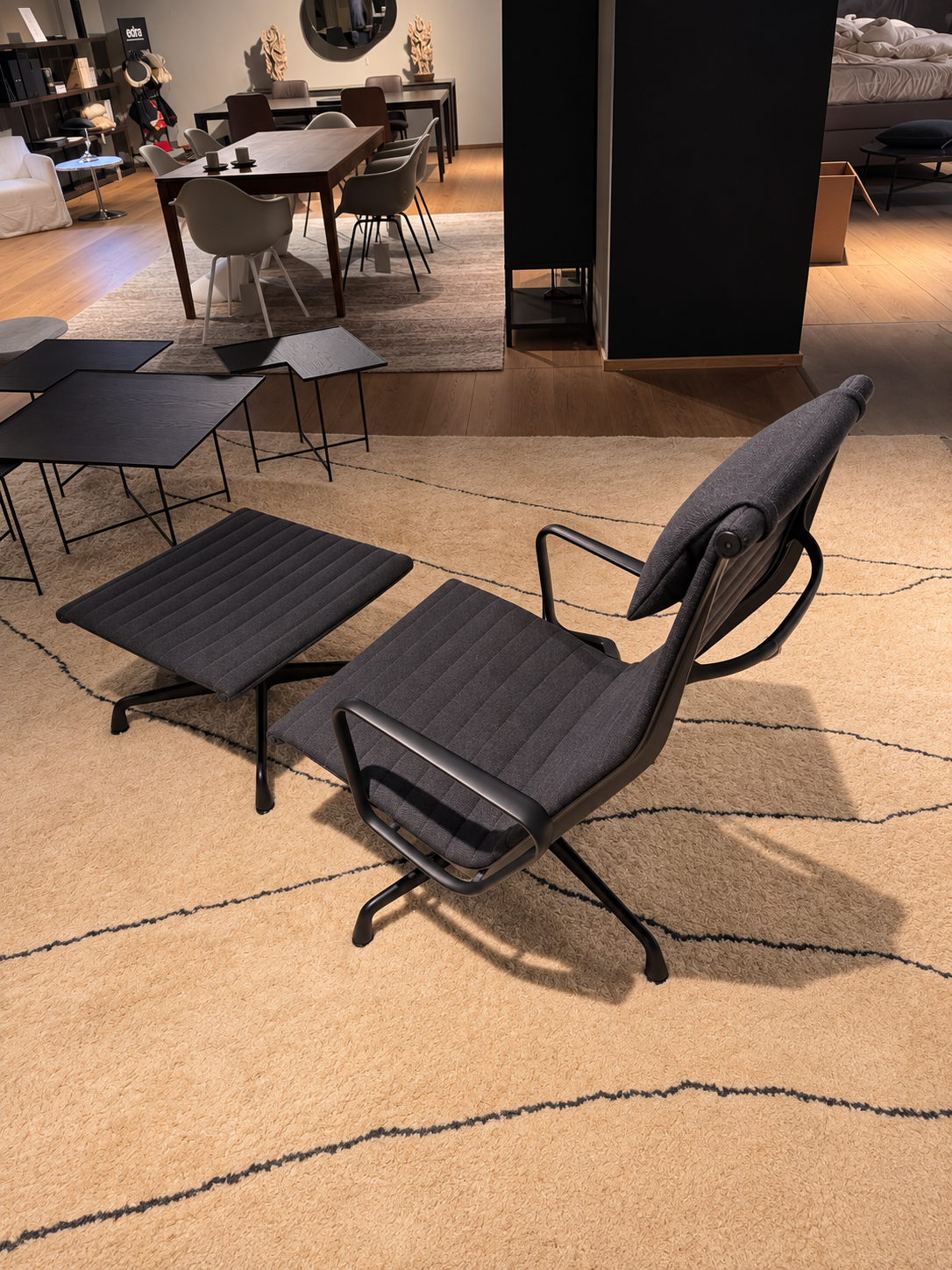 Vitra EAMES EA 125 Loungesessel mit Hopsak-Bezug als Ausstellungsstück im Showroom