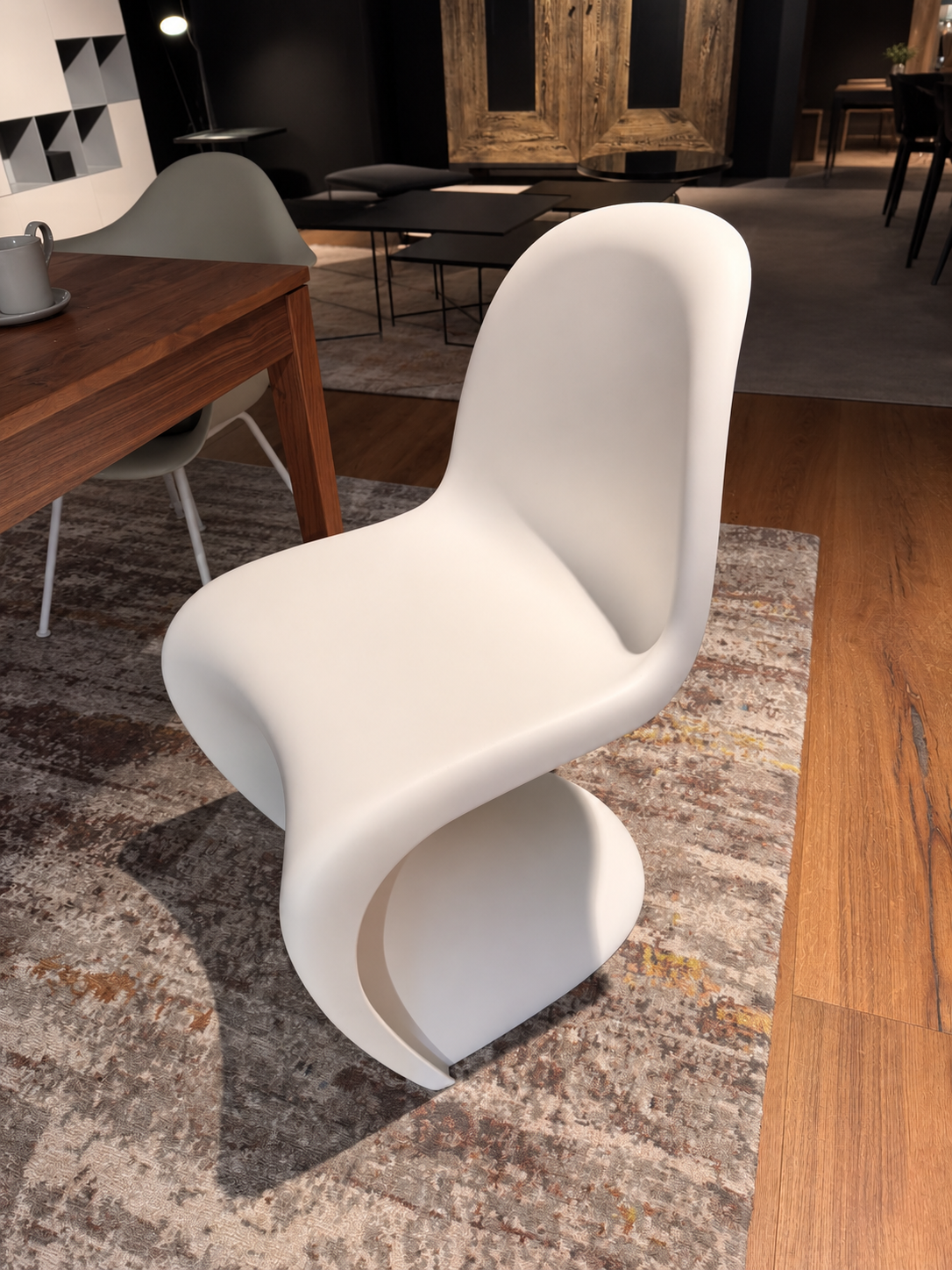 Vitra PANTON Stuhl in Weiß mit charakteristischer freischwingender S-Form