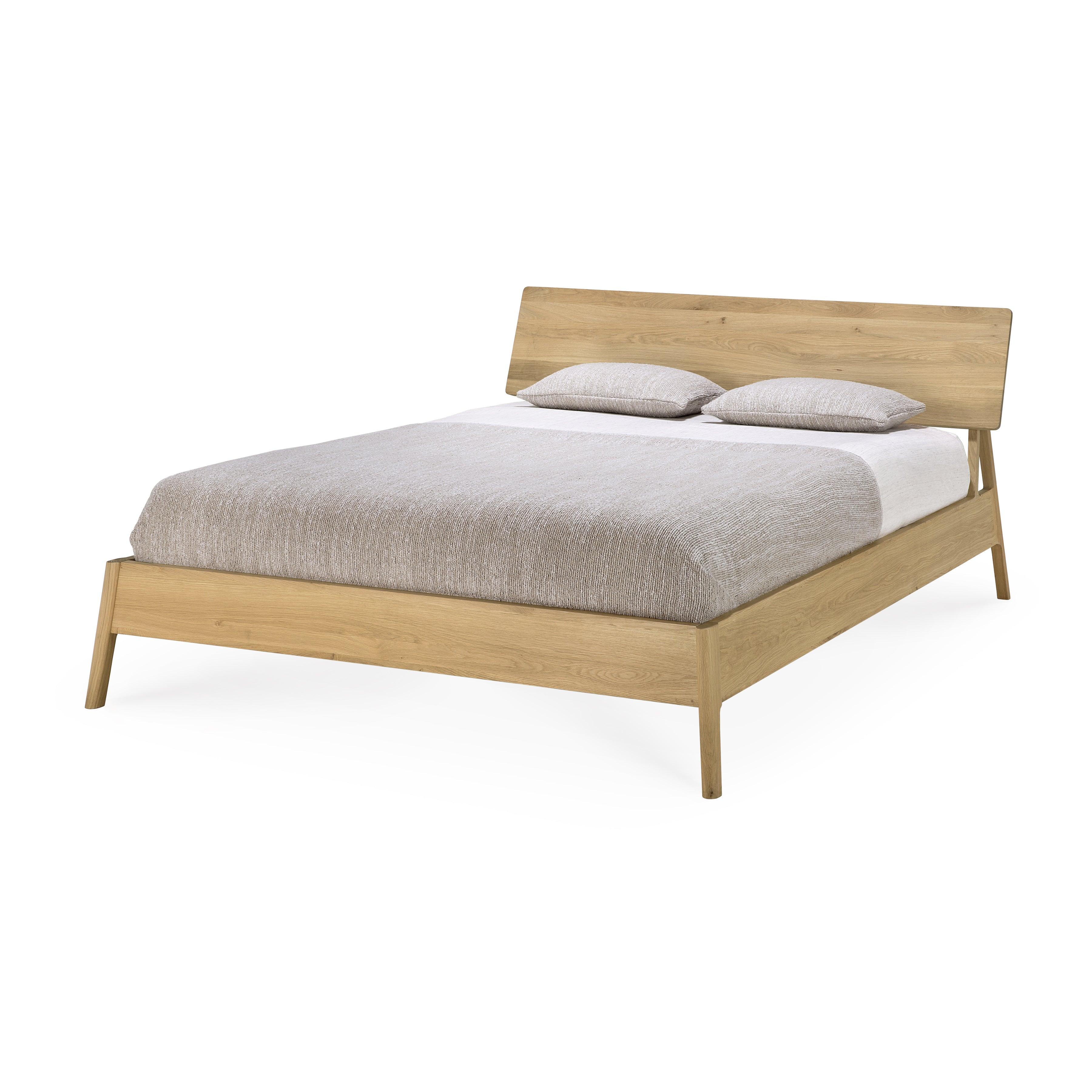 Seitenansicht des Ethnicraft AIR Betts in Eiche natur mit 180x200 cm – minimalistisch und elegant