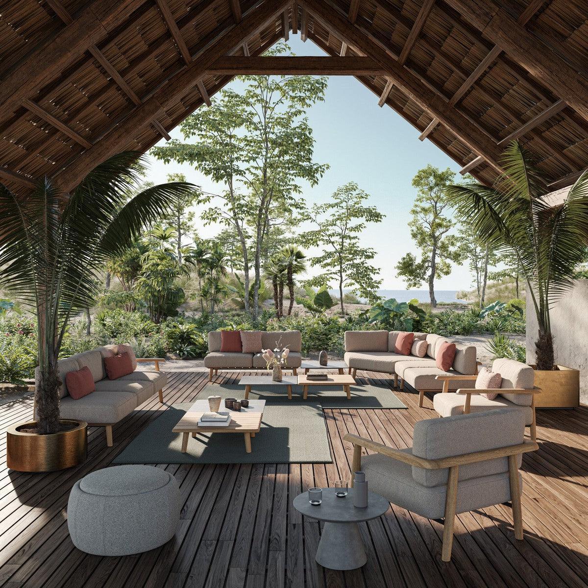 Beistelltisch CONIX auf einem Outdoor-Holzdeck, umgeben von Grünpflanzen – natürlicher Look für stilvolle Gartenbereiche