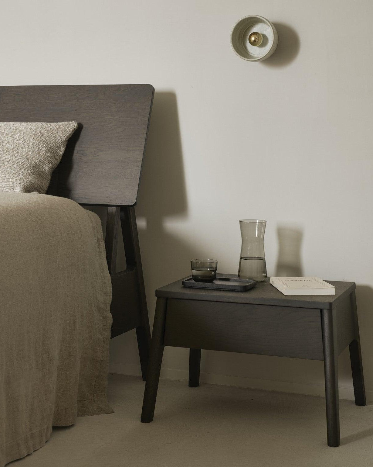 AIR Bett von Ethnicraft in dunkelbraunem Eichenholz mit passendem Nachttisch – harmonisches Schlafzimmer-Ensemble
