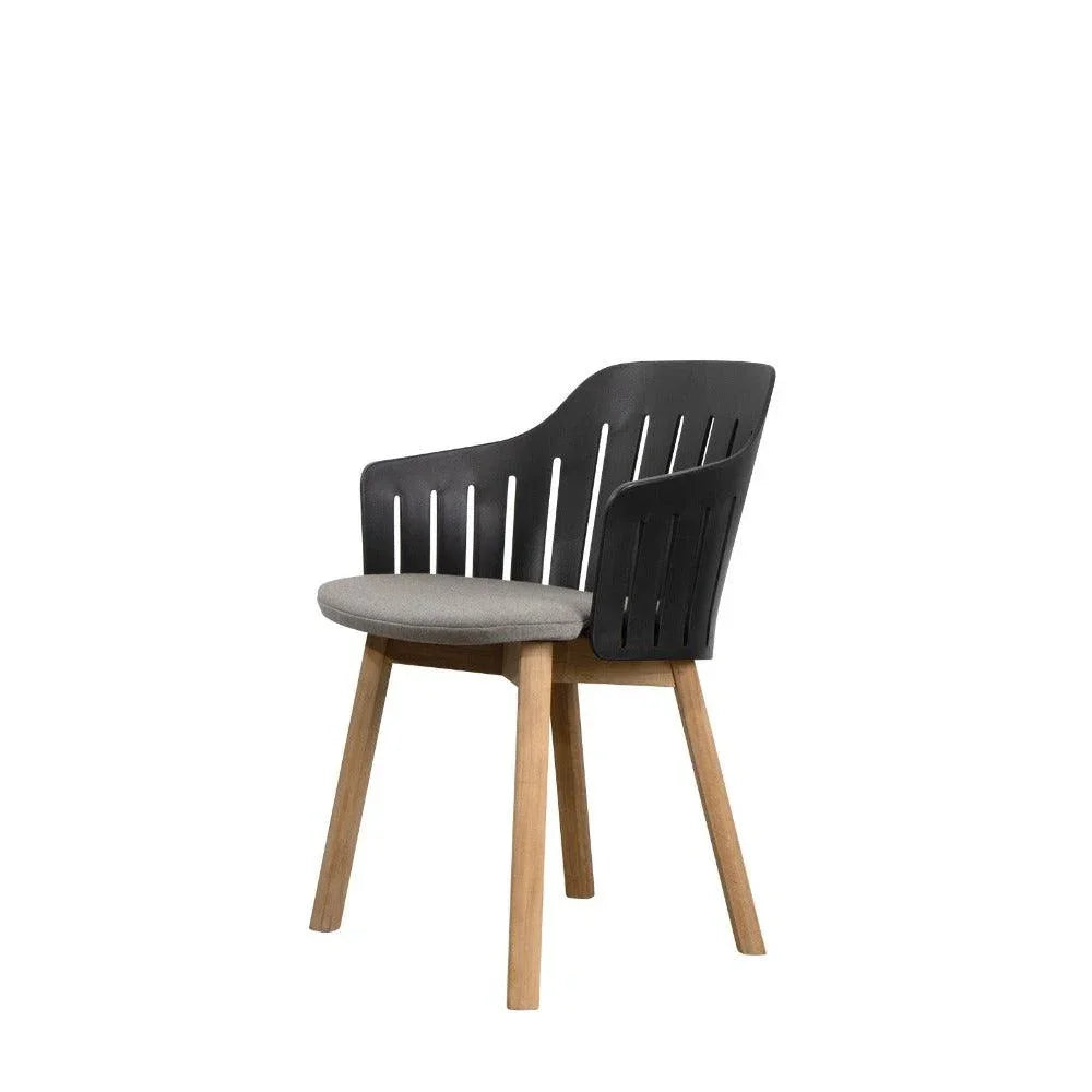 CHOICE Stuhl von Cane-line in Schwarz mit taupefarbenem Natté-Sitzkissen – dezenter Farbakzent mit weicher Polsterung