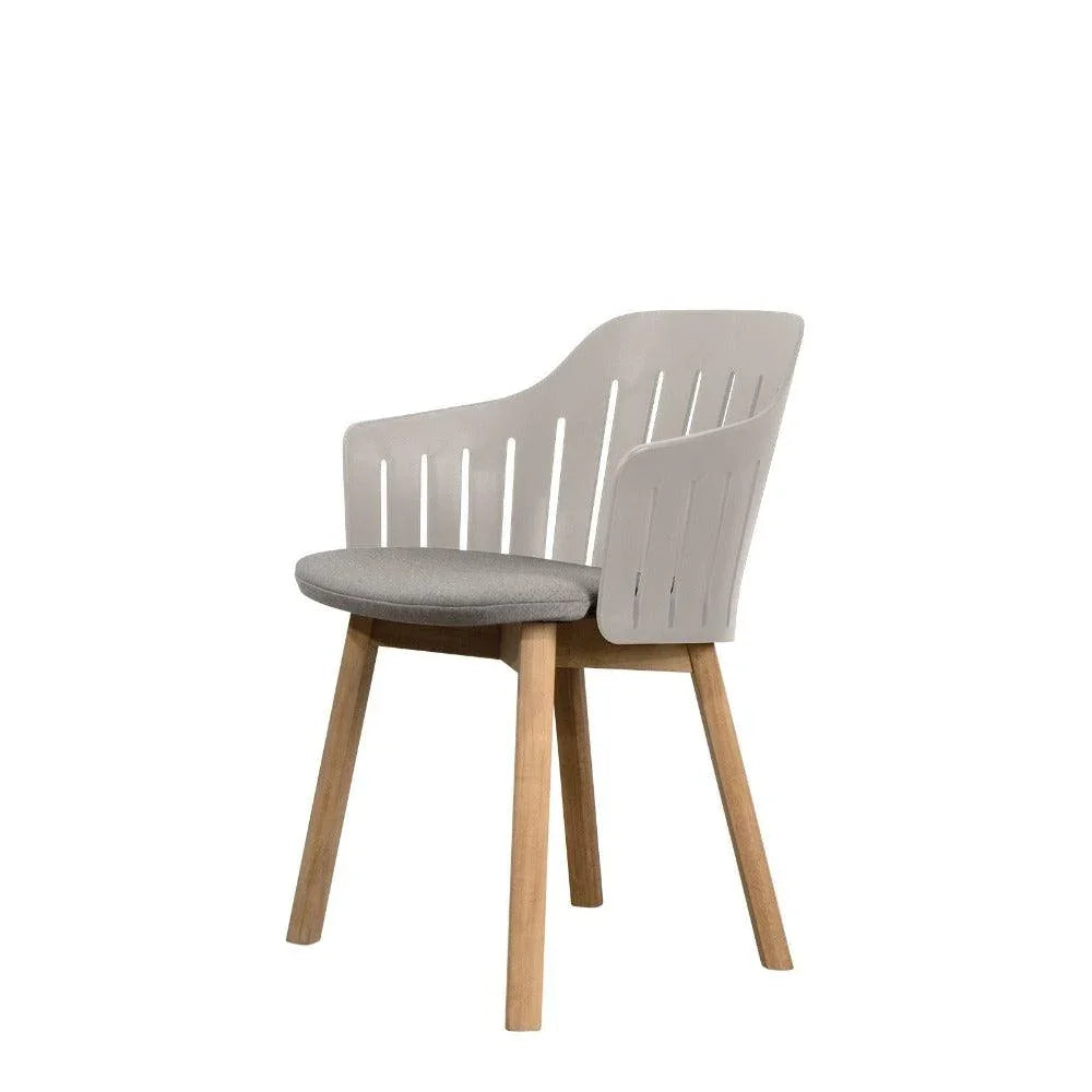 CHOICE Stuhl von Cane-line in Ton-in-Ton Kombination mit Teak – weiche Farben für harmonisches Ambiente