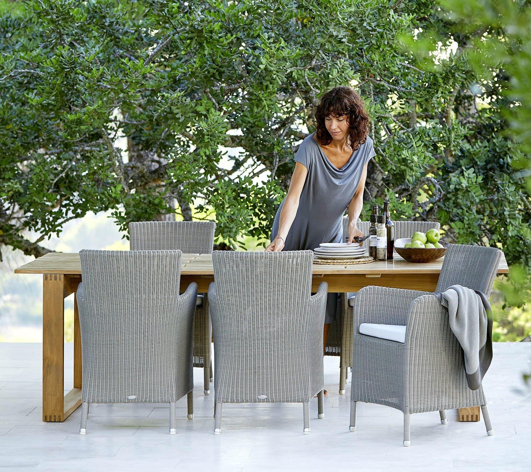 Endless Gartentisch kombiniert mit passenden Outdoor-Stühlen auf moderner Terrasse