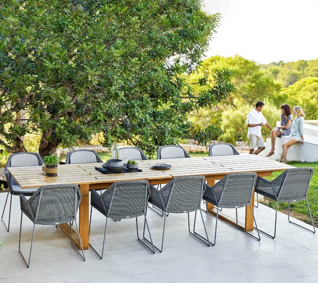 Designklassiker für den Garten: Endless Tisch von Cane-line aus nachhaltigem Teakholz