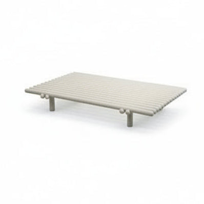 STICKS Plattform Couchtisch von Cane-line in Aluminium Sand – modernes Design mit pulverbeschichteter Oberfläche für stilvolle Terrassengestaltung