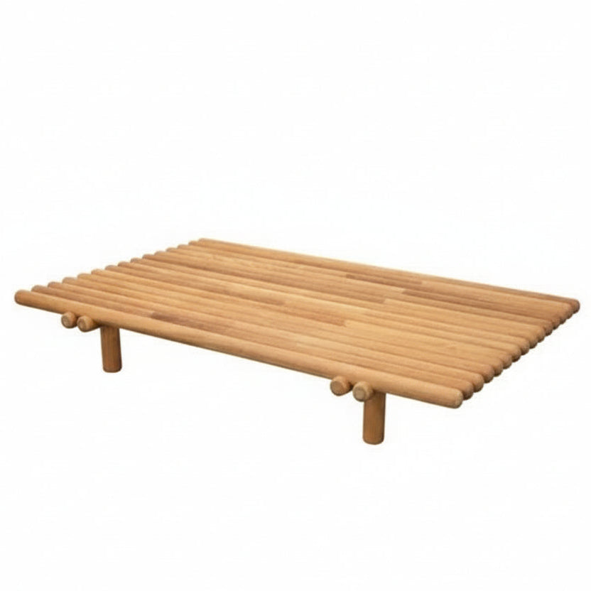 Modellbild des Couchtischs STICKS Plattform von Cane-line in Teak – natürliche Holzoptik trifft auf minimalistisches Outdoor-Design