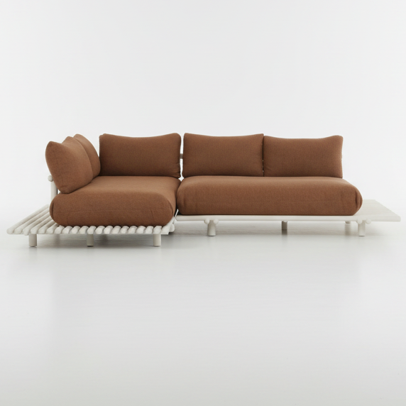 STICKS Sofa von Cane-line mit Aluminiumrahmen und Rise-Polstern in Umber Braun – eleganter Kontrast aus kühlem Metall und warmem Textil