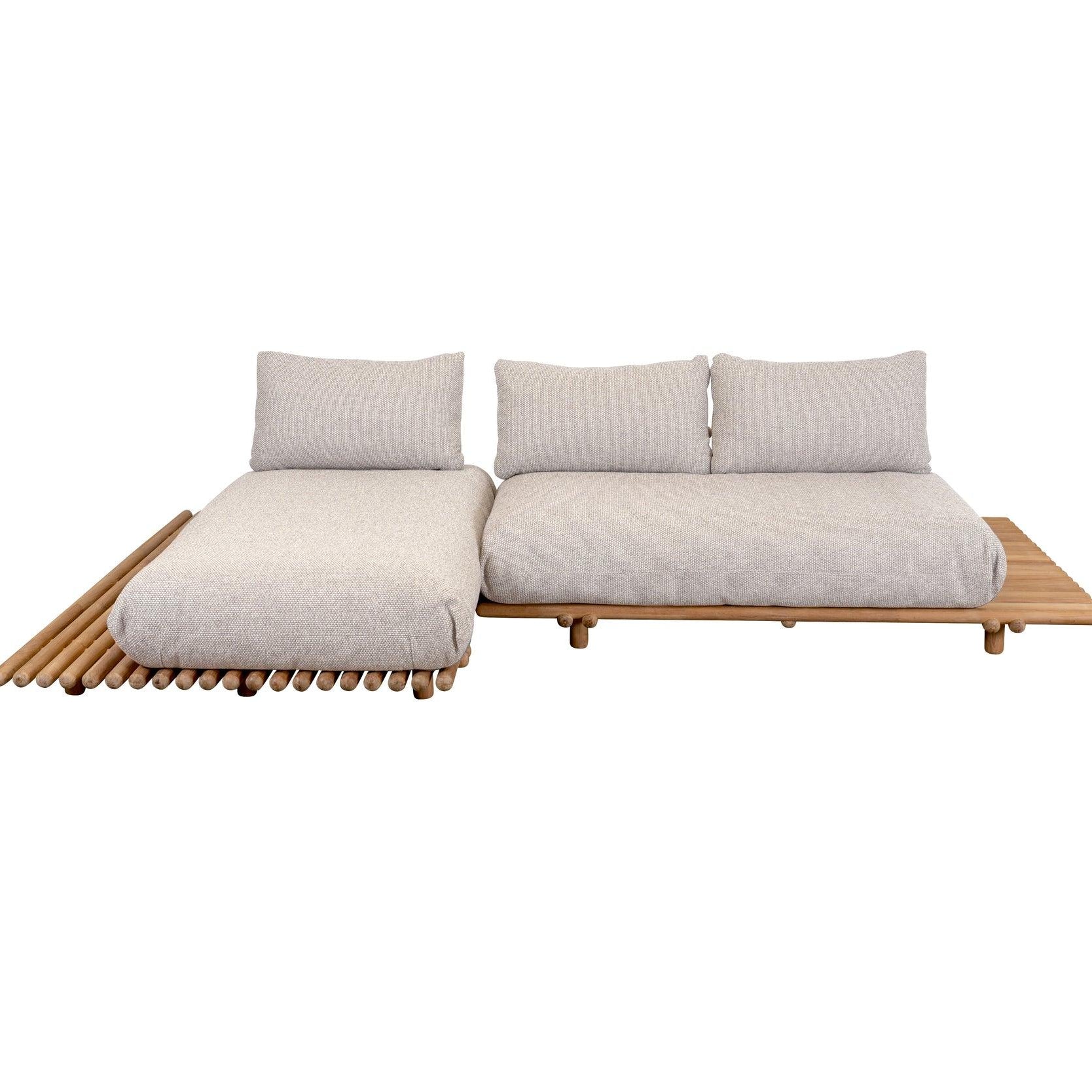 Cane-line STICKS Sofa mit Plattform aus Teak und Natté Sand Polsterung – natürliche Eleganz für gemütliche Terrassenecken