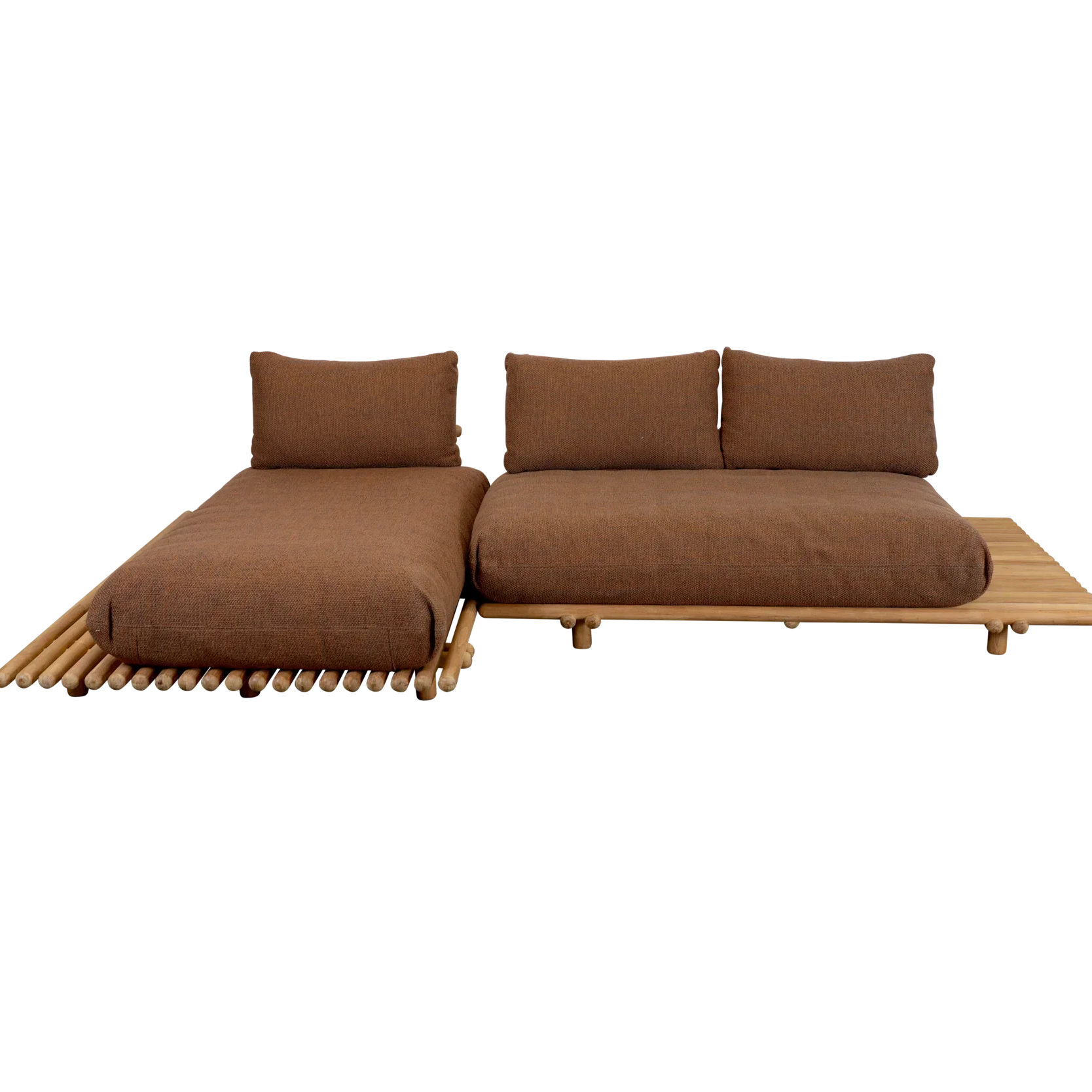 Gartensofa STICKS von Cane-line mit Teakholzstruktur und Auflagen in Rise Umber Braun – warme Farbgebung für behagliches Outdoor-Wohnen
